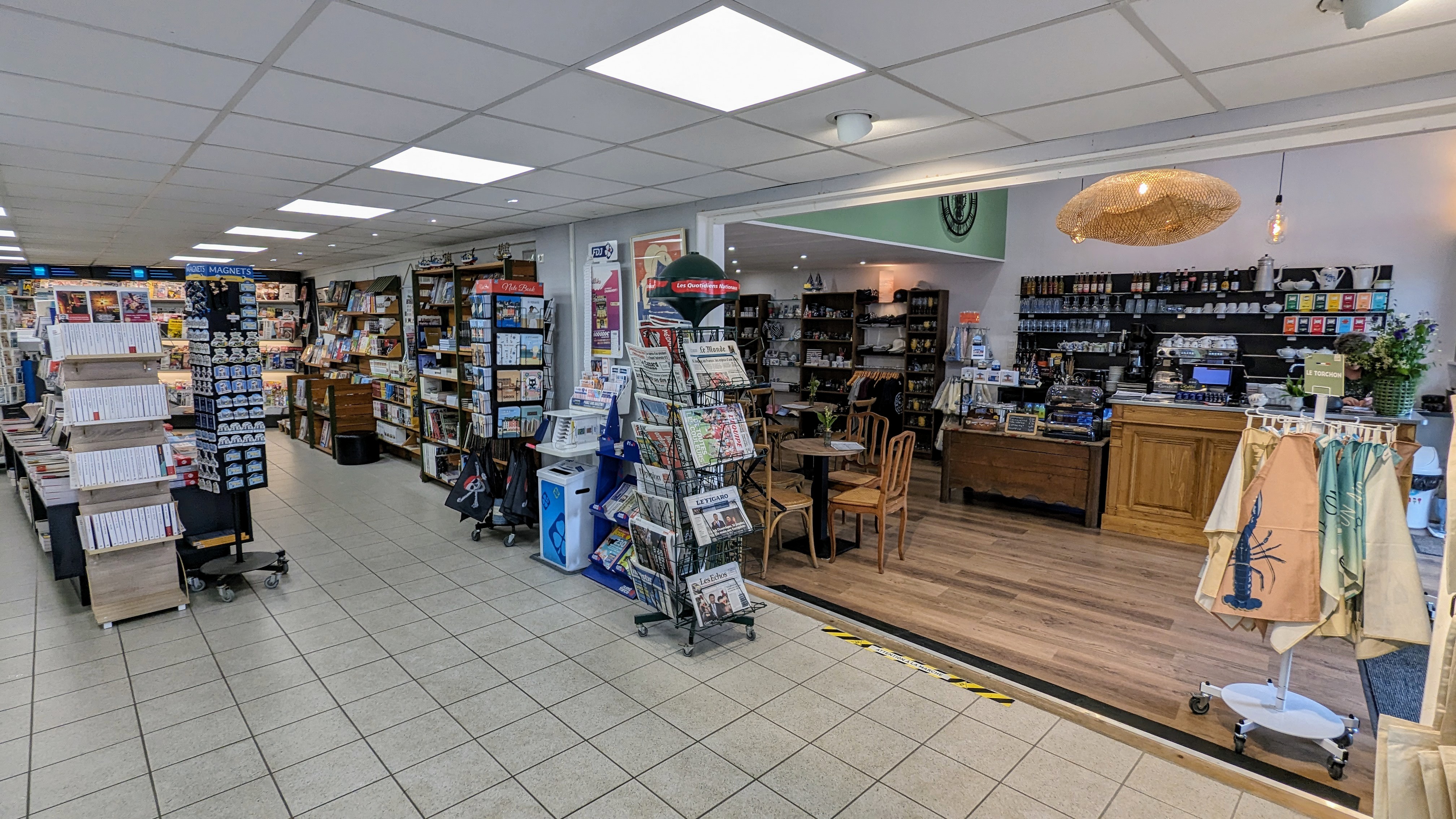 À VENDRE - Fonds + murs - Librairie Presse FDJ Salon de thé en pleine expansion sur une île renommée de Bretagne !

Voici une occasion rare de posséder une entreprise prospère au cœur du bourg d'une île bretonne populaire. En vente, une librairie presse polyvalente reconnue, offrant une gamme diversifiée de produits et de services qui assurent une affluence constante tout au long de l'année.

Notre commerce de155m² va bien au-delà de la vente de livres et de journaux. En plus d'une sélection variée et choisie de livres, nous proposons également des services de presse (200m linéaires) et de Française des Jeux, ainsi qu'un salon de thé cosy (35 m²) avec terrasse loin de la circulation.

Située dans une cour privée face à la Poste et la boulangerie de l'île, la situation est parfaite !
La rentabilité de notre entreprise est également soutenue par la vente de souvenirs, de jeux, de jouets et d'un grand choix de cartes postales exposées en extérieur. Ces articles complémentaires attirent une variété de clients et offrent une marge bénéficiaire attrayante.

Le potentiel de croissance et d'expansion est réel.

La vente comprend le fonds de commerce, les équipements (3 postes de caisse en réseau) et le mobilier.

Si cette opportunité d'entreprise sur cette île de charme vous intéresse et que vous souhaitez obtenir plus d'informations, veuillez nous contacter.

NB : Confidentialité garantie. Les détails spécifiques de la librairie ne seront divulgués qu'aux acheteurs sérieux après vérification de leur capacité financière et signature d'un accord de non-divulgation.
Profitez de cette opportunité unique d'acquérir une entreprise en pleine expansion dans un cadre de vie exceptionnel et enrichissant !

Les informations sur les risques auxquels ce bien est exposé sont disponibles sur le site Géorisques : www.georisques.gouv.fr.