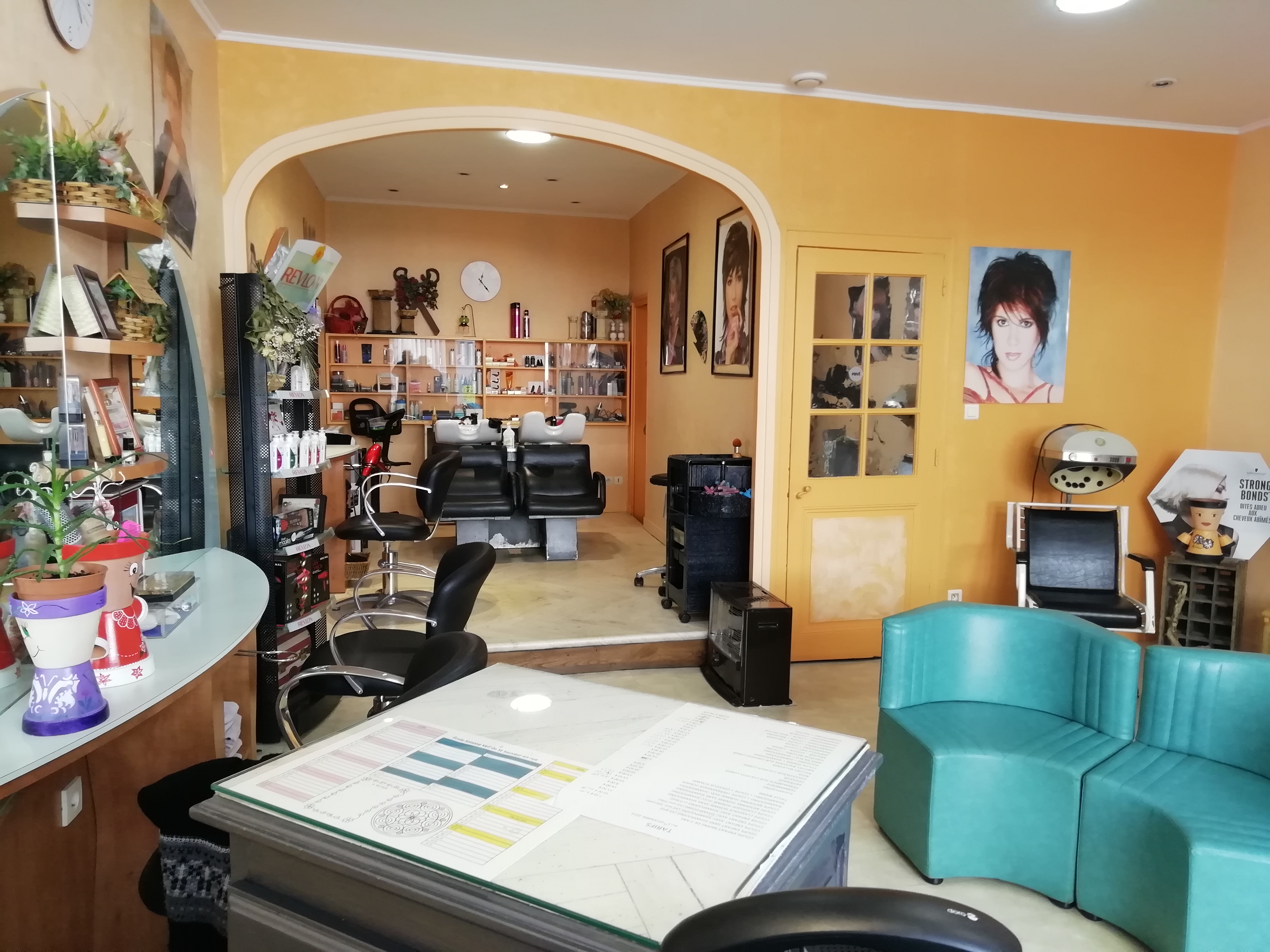 A vendre pour cause départ à la retraite, salon de coiffure installé depuis 1987 , dans un village d'environ 1 100 habitants.
Superficie 50 m2, équipé de 3 coiffeuses, 2 bacs de lavage...