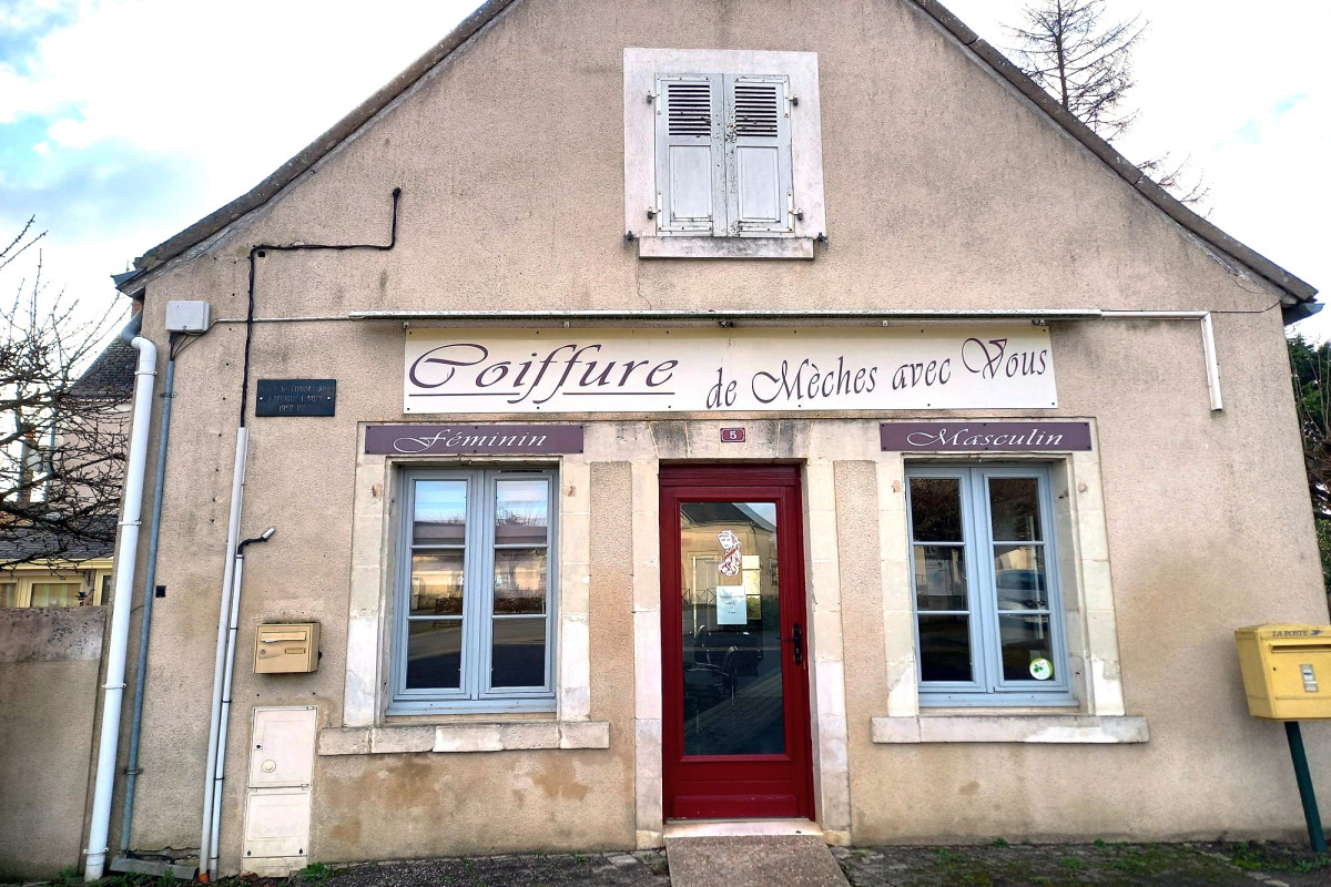 Pouligny Saint Pierre - Centre Bourg, local commercial comprenant 3 pièces, wc. Loyer : 210 ?/mois, Dépôt de Garantie : 210 ?. Disponible de suite.