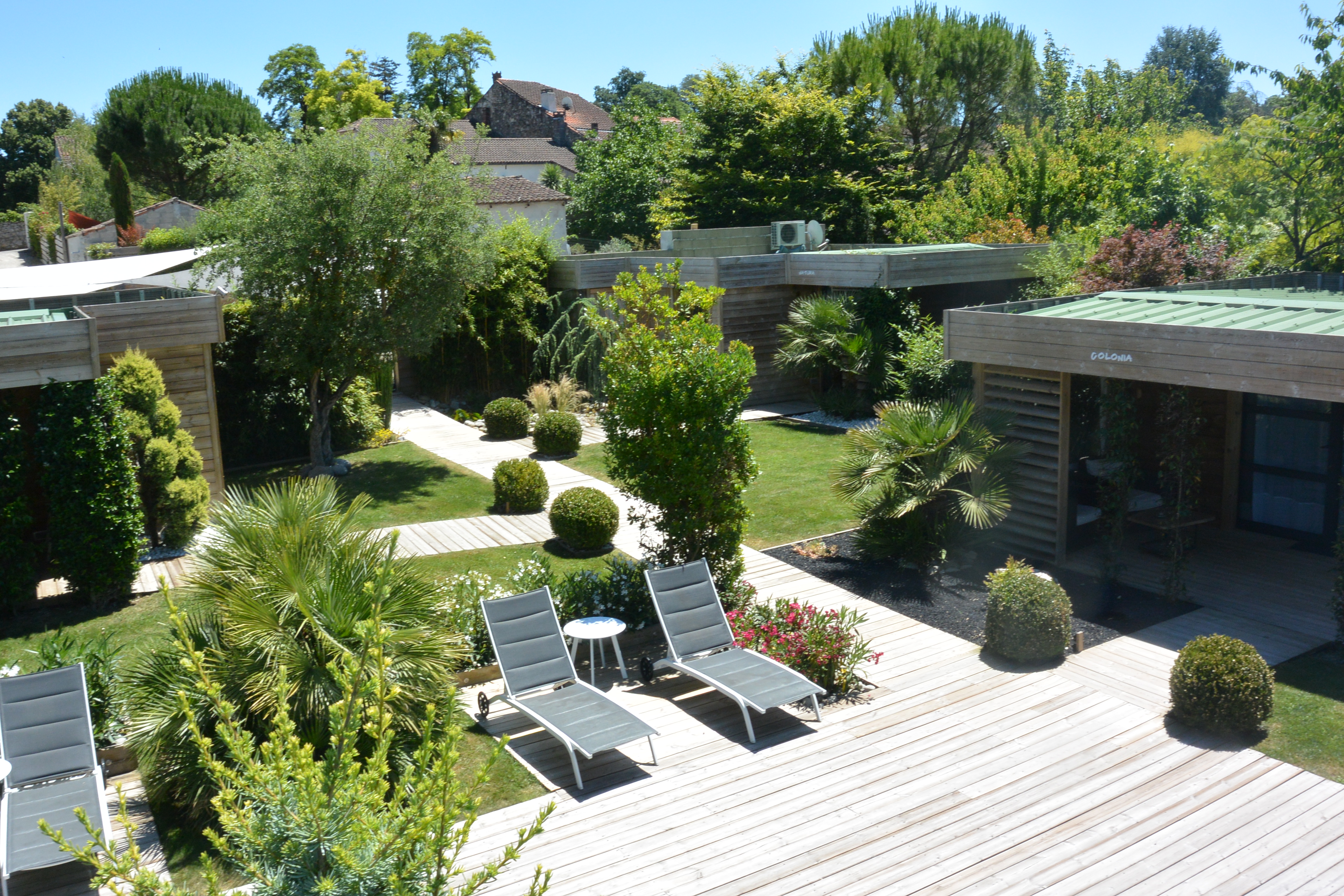3 LODGES EN BOIS de 25m2 tout équipés  (2 personnes/lodge), 15 ans d'activité commerciale,
+ MAISON D'HABITATION à aménager entièrement de 75 m2 env., garage attenant de 20 m2 env.
Jardin dans une ambiance zen avec piscine balnéo chauffée et sauna infrarouge.
Parking sécurisée
Le tout sur terrain de 1000 m2.
 Situé à 10 mn d'Agen dans un village authentique et remarquable.
Pour tous renseignements nous contacter.