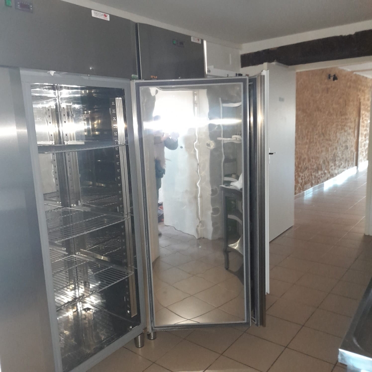 Location restaurant - bar- multiservices de village vide avec licence 4
Cuisine équipée de  :
- 2 armoires réfrigérées positives
- 1 armoire réfrigérée négative
- 1 hotte
- 2 tables inox
et rayonnages