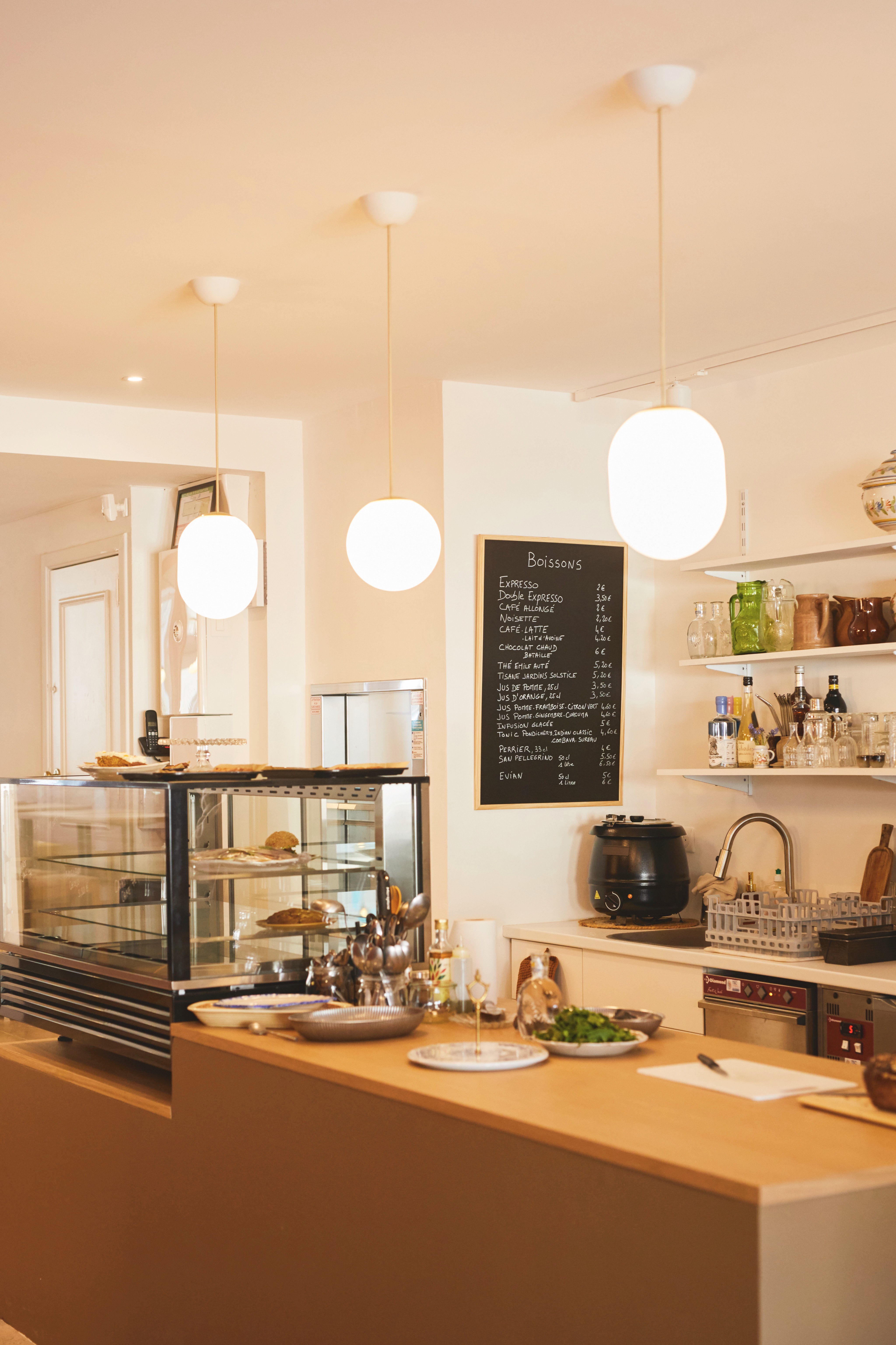 - Un restaurant-café-traiteur-épicerie-cave, avec vente sur place et à emporter
- Deux entrées sur les artères principales : 
17 Place du Général de Saint Pol et 24 rue Villette Gâté 28400 Nogent-le-Rotrou
2 espaces à l’intérieur et une terrasse : 40-50 places assises à l’intérieur, tout comme en terrasse, dans une atmosphère détendue et un décor chaleureux alliant le bois, des teintes claires et un comptoir présentant les suggestions du jour, des étagères proposant tous les produits d’épicerie et les vins.
Une cuisine à l’étage spacieuse, toute équipée, de qualité, avec une bonne aération, un studio au 2ème pour habiter ou se reposer, un vestiaire pour l’équipe.

Lieu vivant, chaleureux et ouvert aux clients du mardi au vendredi, de 12h00 à 14h00 et le samedi jour de marché de 10h à 14h30. Soirs & ouvertures le dimanche pour événements ponctuels, mais pas habituels.
(Horaires flexibles en fonction des saisons et des événements de la ville ou du lieu).

Les atouts
- Restaurant sans travaux, ouverture immédiate et clientèle fidèle acquise (nogentais, parisiens, tourisme de bouche via applications spécialisées (Raisin, Fooding...))
- Idéal pour un duo 1 chef.fe / 1 service ! 
- Potentiels non exploités des ouvertures supplémentaires : les soirs, les périodes de vacances scolaires, les dimanches et lundis, les événements locaux
- Forte demande pour développement service traiteur, en cours par notre équipe. - - Emplacement de qualité : voisines de l’Office du tourisme du Perche, deux pas de la Mairie, rue commerçante et place du marché à nos portes, proximité de la coopérative des producteurs bio (Le Chardon), proximité de la gare de Nogent (15 minutes à pieds).
N'hésitez pas!