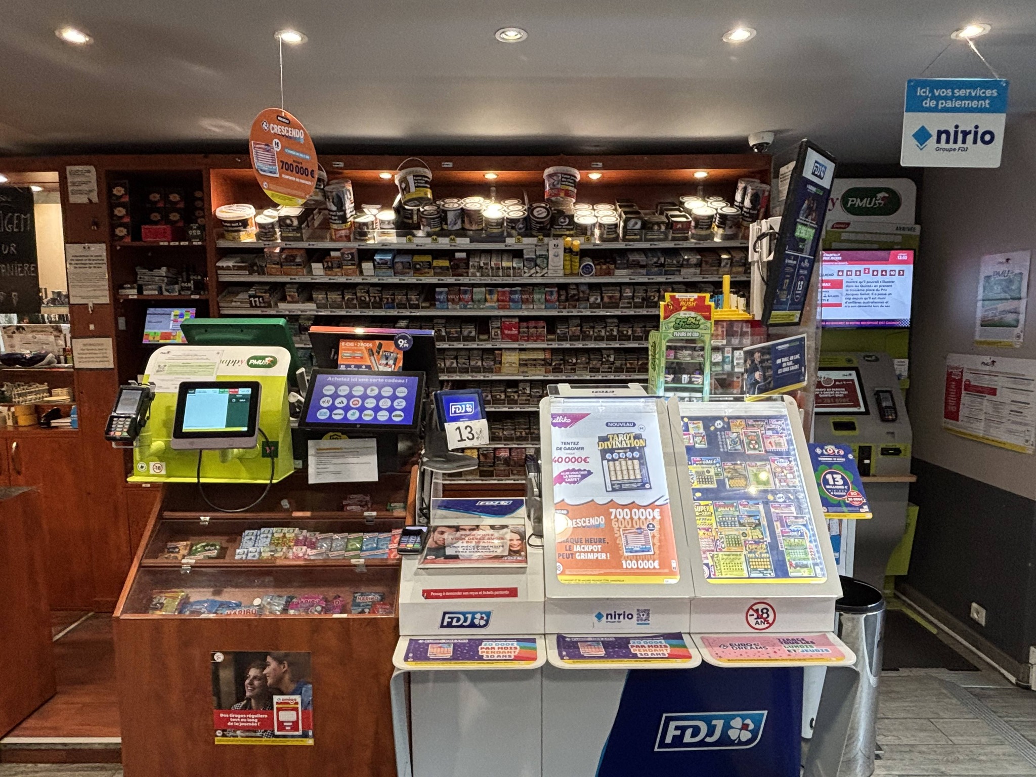À VENDRE – BUREAU DE TABAC / FDJ / PMU / BAR – SAINT FLOUR ( CANTAL)
Situé dans une commune dynamique et touristique à Saint Flour dans le département du Cantal, ce bureau de tabac multi-activités bénéficie d’un emplacement stratégique offrant une excellente visibilité ainsi qu’un flux régulier de clientèle locale et de passage.
L’établissement développe les activités suivantes :
• Bureau de tabac
• Jeux Française des Jeux (FDJ)
• Paris hippiques PMU
• Bar
• Brasserie en période estivale avec service en terrasse ( de fin juin à mis septembre)
Points forts :
• Clientèle fidèle et touristique en saison
• Terrasse exploitée l’été pour l’activité brasserie
• Bonne rentabilité avec plusieurs sources de revenus
• Activité idéale pour un couple ou dans le cadre d’une reconversion professionnelle
• Fort potentiel de développement : soirées à thème, ouverture tardive le week-end, extension de la période d’exploitation de la brasserie, développement du rayon vapotage, etc.
Locaux :
• Salle de bar
• Espace tabac / FDJ / PMU
• Cuisine équipée pour l’activité brasserie
• Terrasse extérieure ( 2 terrasses)
• Réserves et équipements professionnels
Chiffre d’affaires :
• Chiffre d’affaires 2025 : 410 000€ HT
• Détails financiers et bilans disponibles sur demande après premier contact
Loyer :
• Loyer mensuel :1591€ HT ( possibilité d’achat des murs)
• Détails financiers et bilans disponibles sur demande après premier contact
Prix de vente :
• Prix du fonds de commerce : 225 000 €
• Possibilité d’accompagnement pour la reprise et la prise en main de l’activité.
Informations complémentaires :
Dossier complet disponible sur demande.
Pour plus d’informations ou organiser une visite, merci de nous contacter.