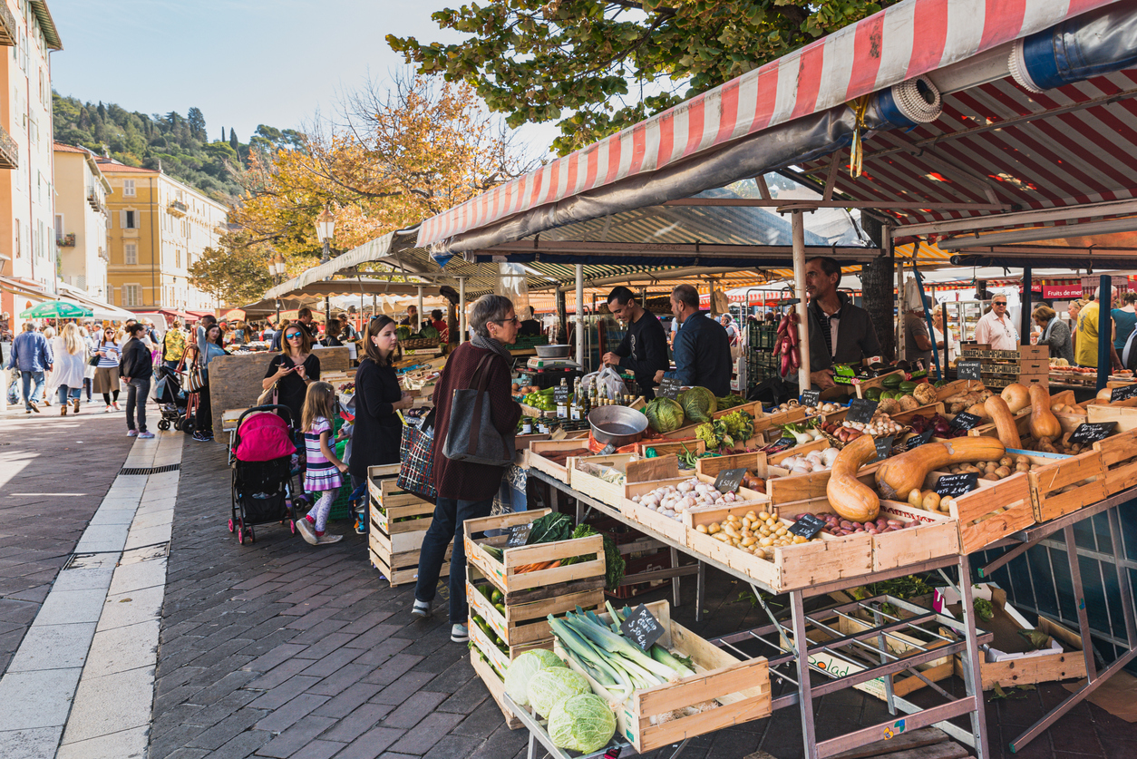 A vendre 735 000 euros, le fonds de commerce d’une grande boulangerie située au coeur du Vieux Nice, cours Saleya.

Boulangerie avec une superficie de 150m2 et un stand de 20m2 à l’année au coeur du marché du cours Saleya. Elle dispose aussi d’un laboratoire alimentaire pour faire des plats à emporter et du snacking.

Un appartement de deux pièces est vendu avec le fonds de commerce.

CA 1 200 000 euros par an.
CA/jour 4 000 euros.
Surface 150m2

Plus de 200 000 euros de matériel de boulangerie, pâtisserie, sandwicherie. 8 mètres linéaire de vitrine

Horaires 6h à 19h30 du lundi au dimanche.

Stand sur le cours Saleya, pendant les horaires du marché 7h à 13h.

Prix de vente 735 000 euros