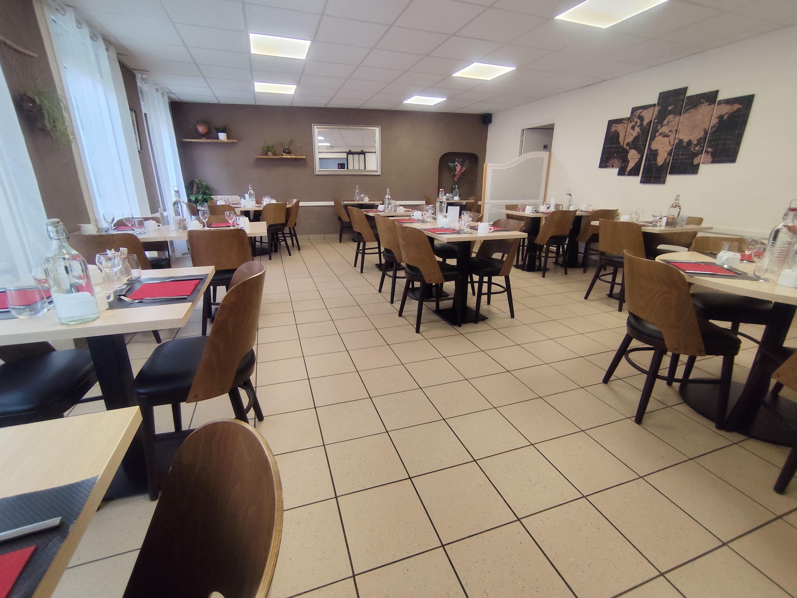 Authentique, dans une charmante commune des Côtes d'Armor, 22320 Saint-Martin des Prés à moins de 15km de Quintin, nous proposons la vente de ce fonds de commerce de Bar - Restaurant.
Idéalement situé à 30 minutes de Saint-Brieuc Loudéac ou Pontivy.
Cet établissement de plus de 125 m² comprend  deux salles de restaurant (près de 60 couverts) et un Accueil - Bar, une cuisine fonctionnelle et très bien équipée de plain pied avec matériel récent et opérationnel, de sanitaires aux normes PMR, d'une grande réserve en sous-sol et d'une belle terrasse d'une vingtaine de places.
Plus une grande salle non encore aménagée et des bureaux à l'étage

La salle est accueillante et lumineuse aménagée récemment, le mobilier est en excellent état (2020).
L'établissement est actuellement ouvert seulement pour les services du midi en semaine et propose un service traiteur le samedi ou repas privés , donc Chiffre d'affaires à développer largement (CA en constante évolution depuis l'installation). Actuellement couple de gérant et un temps partiel
- Licence IV
- Logement à l'étage avec deux chambres et un grand jardin
- Extraction aux normes
- Pas de contrat en cours
- Formation de l'actuel gérant à la passation.
- Chiffre d'affaires 204 000 euros.
Bail 3/6/9 datant de septembre 2019, Loyer mensuel 580€ Hors charges comprenant le loyer commercial et le loyer du logement 

Cession du fonds de commerce à 55 000 euros Honoraires à la charge du vendeur.
Mandat ref 396709
Contactez Laure MEYNARD, au 07 66 70 79 45 ou par mail : l.meynard@proprietes-privees.com.