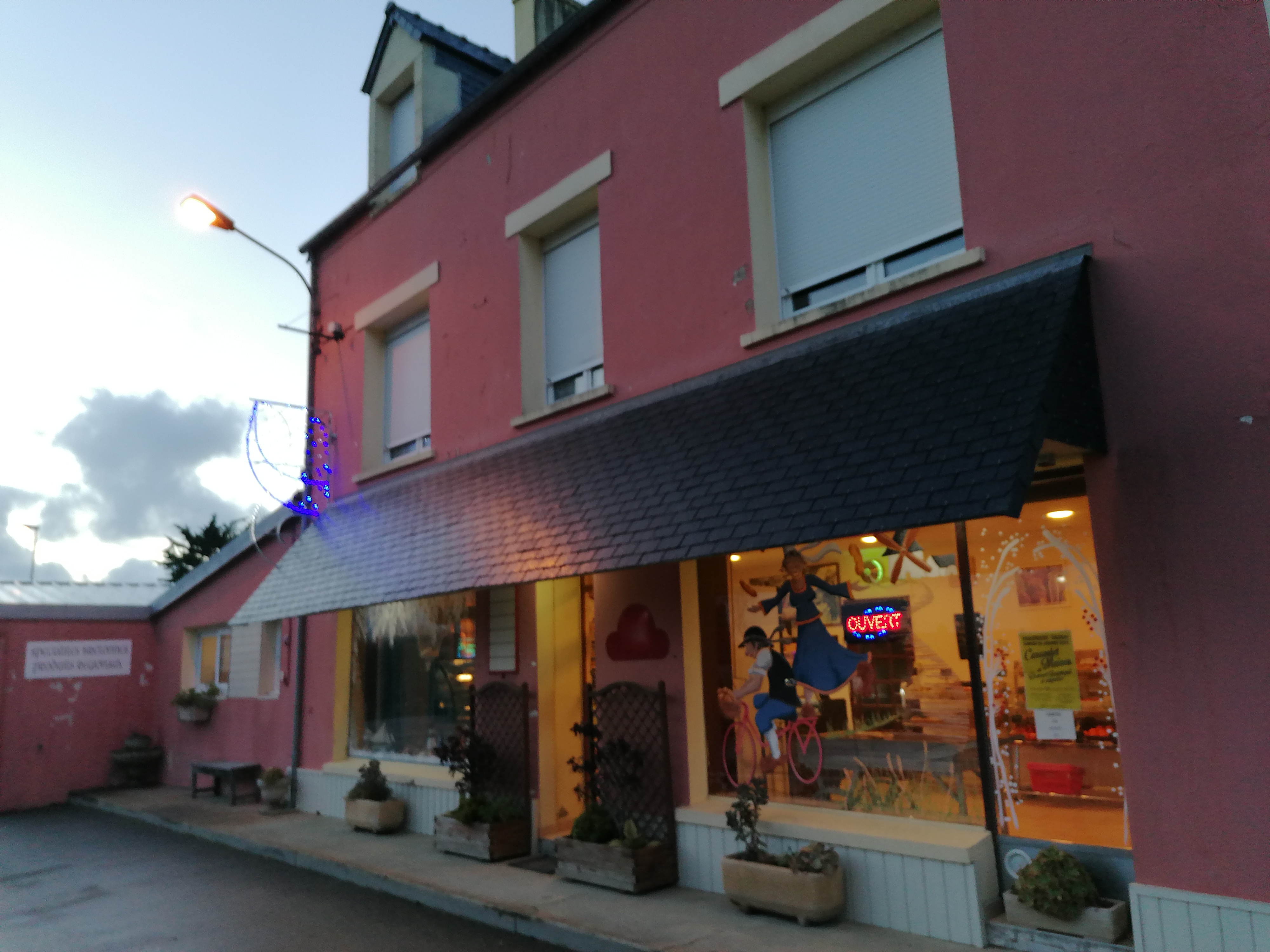 A VENDRE FOND DE COMMERCE EN BOULANGERIE PATISSERIE AVEC MAISON HABITATION 
 DANS UNE COMMUNE PROCHE DE LA MER 
TENU DEPUIS 31 ANS ET AIMERIONS PASSER LA MAIN 
POSSIBILITE VISITE PAR RENDEZ VOUS 
UN PETIT COIN DE PARADIS DU PAYS BIGOUDEN