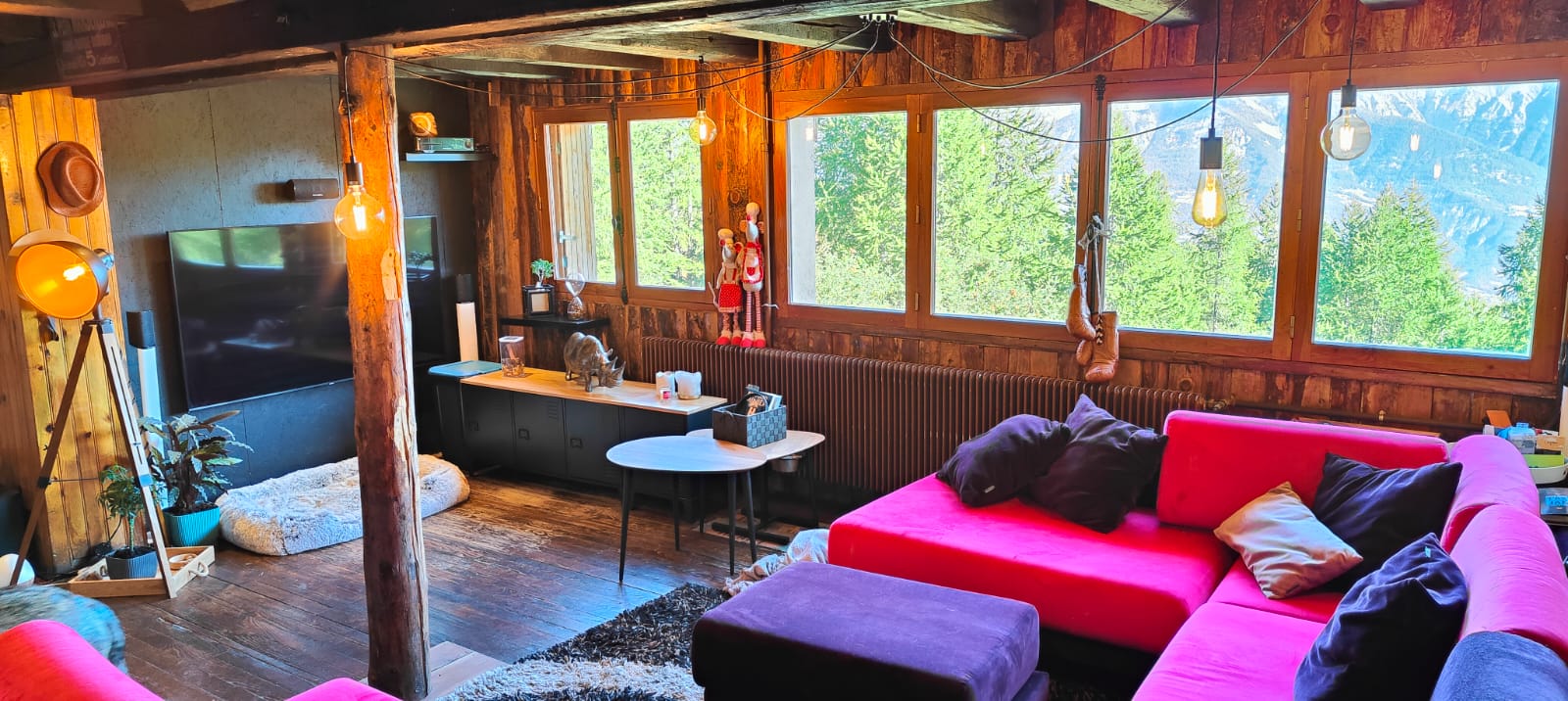 L'extase de pouvoir gérer un restaurant icônique tout en y vivant à l'année.
Dans une station qui investi actuellement pour une gestion 4 saisons, avec une réelle motivation de progression, ce mythique bar-restaurant se situe au plein milieu des pistes de ski, de Vtt et de randonnées. Accessible en ski, à pied, en véhicule et prochainement en télésiège cet établissement est un incontournable de la vallée de l'Ubaye.
Avec ses 300 jours d'ensoleillement par année vous jouirez d'un double logement de fonctionnement et d'un panorama à 360° sur les montagnes, la vallée, la faune et la flore. Chaque saison ayant son charme.
Situé à moins d'une demi-heure de la jolie ville de Barcelonnette, tous les commerces et services se trouvent à proximité.
Actuellement ce restaurant est géré par un couple et un chef (présent depuis plus de 25 années). Une aide est engagée uniquement les semaines de vacances scolaires.
L'entreprise developpe un chiffre d'affaire de 200000€ avec un EBE avoisinant les 40000€. Plusieurs pistes de développement sont envisageables.
Libre de fournisseur.
50 couverts à l'intérieur avec possibilité d'étendre à 115. Une grande terrasse orientée au sud avec possibilité de 80 couverts et une vingtaine de transats, le tout ombragé sous de grands parasols.
D'une superficie totale de 450m2 sur 3 étages, le sous-sol est réservé au stockage, frigos, congélateurs et salle de pause, le rez-de-chaussée pour la grande cuisine entièrement équipée, le bar, la salle de restaurant et un appartement de fonction de 65m2 avec salle d'eau et vue sur la vallée, le dernier étage comprend un deuxième appartement de fonction de 70m2 avec salle d'eau également.
Le prix demandé comprend l'immeuble, le fonds de commerce, les véhicules de fonction (Nissan navara, Hytrac à chenilles pour déplacements sur la neige, 2 déneigeuses et un quad 400cm3) et une servitude notariale (vendable pour une valeur de 115000€). Cette servitude vous assure l'impossibilité  pour un potentiel candidat d'exploiter un commerce de boissons et de restauration dans le seul bâtiment à proximité.
Le temps est venu pour les propriétaires actuels de prendre leur retraite et de laisser cette institution aux mains de candidats sérieux et ambitieux.