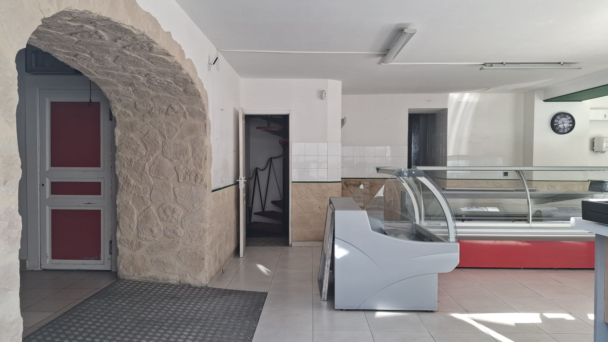 Boutique avec du potentiel, bien placée dans la rue principale, nous sommes dans un petit village très agréable avec beaucoup de commerçants ,nous avons tout pour la santé.
Bien située dans la rue principale. Proche de la place de la mairie.
Il faut s adresser au MANDATAIRE
LIBOURNE@EKIP
