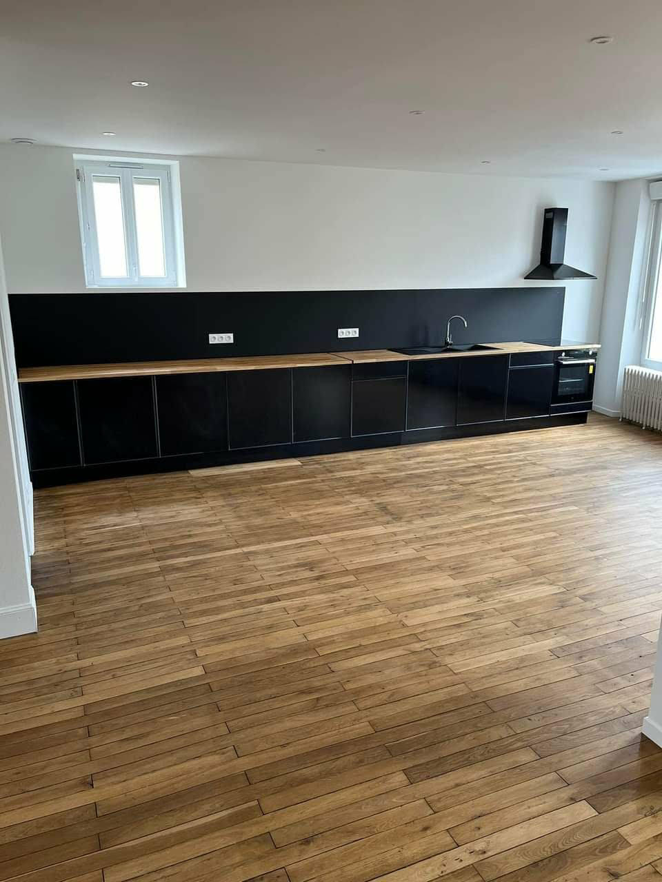 A Châteauroux, ce fond de commerce se distingue par son accessibilité, étant ouvert tous les jours de la semaine. Les horaires d’ouverture sont de 7h à 19h30 du lundi au vendredi, et de 10h à 19h30 le samedi, avec une fermeture à 18h le dimanche.

Le commerce propose une large gamme de services, incluant la Française des jeux, un tabac, le PMU, ainsi qu'un espace Amigo et un bar avec licence 3. La sécurité est assurée par une alarme Securitas opérationnelle 24h/24. 

À l'extérieur, une terrasse accueillante se trouve à l’avant, tandis qu’un jardin de plus de 700m² se déploie à l’arrière, agrémenté d’une terrasse, d’un garage et d’un verger. Le garage bénéficie d’un toit en ardoise, tandis que l’immeuble est couvert de tuiles mécaniques. Un bac acier sur la terrasse et un grand portail manuel ajoutent à la praticité de l’ensemble.

Le commerce affiche un chiffre d'affaires annuel solide, avec deux employés. Le loyer s’élève à 1500€, avec des charges foncières de 1600€. Les installations comprennent une chaudière à condensation neuve et une climatisation réversible, garantissant un confort optimal.

L’immeuble abrite également un appartement sur deux niveaux, avec la possibilité d’un troisième niveau. Au premier étage, un grand salon séjour de 80 m² se connecte à une cuisine entièrement équipée, comprenant four, hotte, plaque à induction et évier. Une salle d’eau avec WC complète cet étage. Le deuxième étage se compose de trois chambres, dont deux avec dressing, ainsi qu’une salle de bain dotée d’une douche et d’un WC, incluant un coin buanderie. Un grenier aménageable offre des possibilités supplémentaires.

Le bien est équipé de double vitrage phonique sur la façade et de volets roulants manuels. Les charges mensuelles pour l’électricité et le chauffage au gaz au bar s’élèvent à 450€. La climatisation réversible est également présente dans le bar, tandis qu'une VMC assure une bonne circulation de l'air dans tout l’immeuble. Le chauffage au gaz est installé dans l’ensemble de l’immeuble, et une cave est incluse dans la vente.

Avec une parcelle de 850 m² et une surface totale de 300 m² pour le commerce et l’habitation, ce bien présente une belle opportunité pour quiconque souhaite conjuguer projet professionnel et cadre de vie agréable.