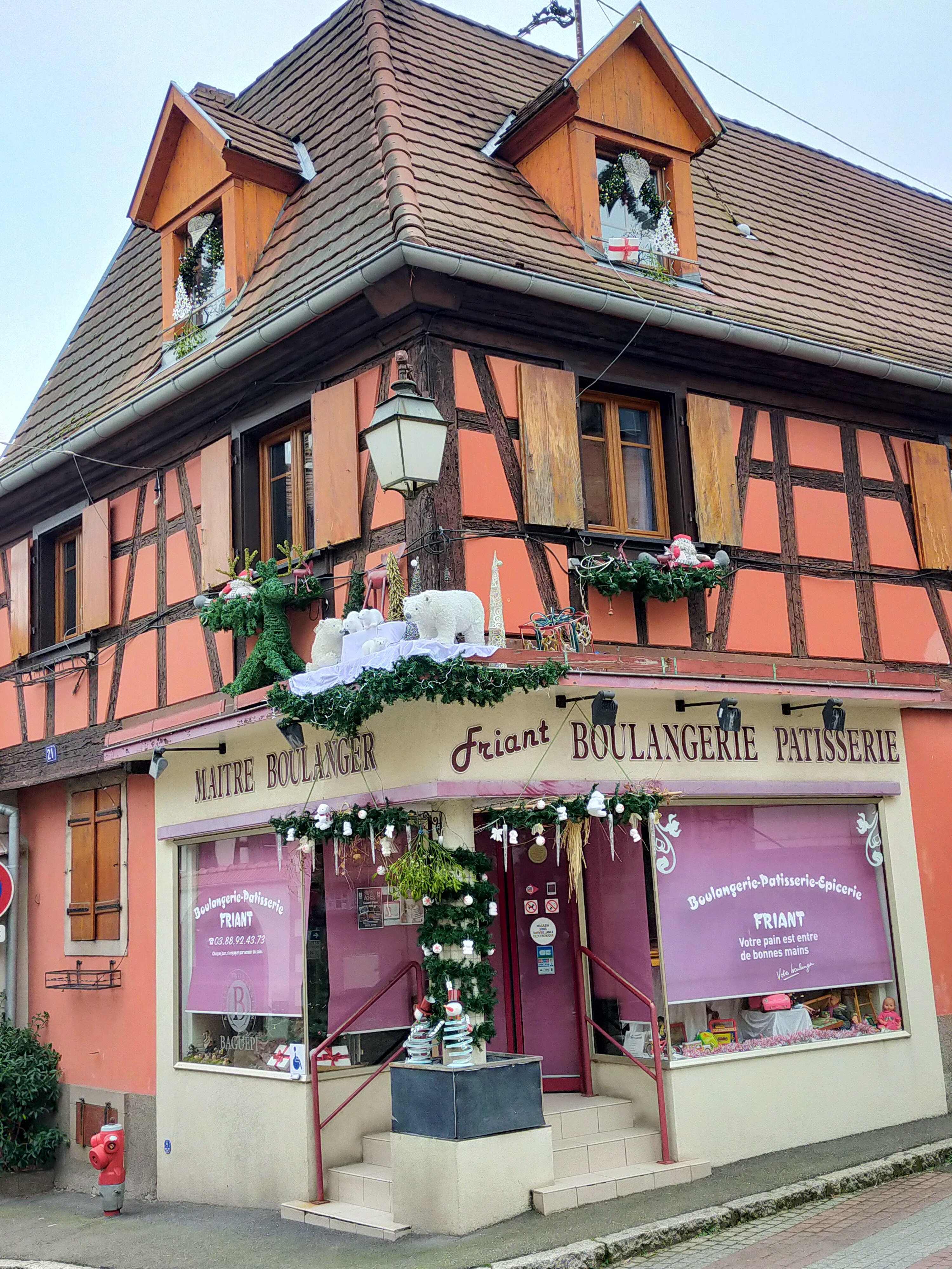 Cause retraite dans environ deux ans je mets en vente ma Boulangerie Pâtisserie petite Epicerie et vente à emporter de pizzas et tartes flambées
Vente de l'ensemble murs et fond de commerce car logement au dessus du magasin et du fournil dans un appartement quasi neuf et possibilité de mettre en location une partie soit tout un étage 
Prix des murs 375 OOO euros et prix du fond de commerce 38 OOO euros