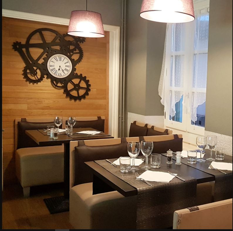 A 40mn de Toulouse , vente de mon fond de commerce de restaurant pizzeria....
vous etes travailleur, motivé et passionné, issu de la restauration ou pas ,vous souhaitez évoluer et devenir à votre tour chef d'entreprise ce restaurant est fait pour vous !!

Implanté depuis plus de 10 ans au centre d'un village de plus de 3000 habitants , au bord d'une avenue trés passante , axe principal entre la Haute-Garonne et l'Ariège , avec des parkings tout autour , ce restaurant traditionnel et familial de 225 m² , composé de 3 salles dont une avec cheminée fonctionnelle , vous permet de réaliser 50 à 60 couverts en interieur . 

L'activité se poursuit sur un grand jardin exotique clos de 850 m² avec terrasse en bois, palmiers, oliviers, bananiers, paillottes et bar en bois, entièrement éclairé et disposant d'un arrosage intégré et fontaine d'ambiance, pouvant accueillir plus de 60 couverts .

Clientèle d'habituée et/ou de passage , la vente à en emporter et les pizzas permettent aussi de diversifier l'activité principale.
  La Licence Grand Restaurant fait partie du restaurant.

 Entièrement équipé en mobilier, vaisselles, verres et batterie de cuisine,  la partie production se compose d'une grande cuisine avec four à pizza , piano, laminoir, congélateurs etc.  d'une salle de plonge , d'une salle de prépa pour les desserts , d'une cuisine d'été avec barbecue , d'un laboratoire de préparation avec cellule de refroidissement, pétrin, laminoir, éplucheuse de pomme de terre etc , d'un local de stockage avec chambre froide , d'une cave à vin , d'un local à poubelles , d'un garage en sous sol de 100m², d'une pièce pour le personnel et de plusieurs dépendances permettant différents stockages , cuve de gaz enterré, accés et toilettes pour personnes à mobilité réduite.

 Idéal pour un couple avec enfants , le logement de 200m² au dessus se compose d'une suite parentale avec dressing et salle de bain privé, d'une chambre avec salle de bain et de 3 autres chambres avec salle d'eau commune .

 Le séjour avec cuisine équipé se trouve au rez de chaussée avec une entrée indépendante du restaurant , permettant d'etre sur place tout en préservant une certaine intimité.
Possibilité de développer également une activité de chambre d'hotes

- CA de 365 000 euros
- prix du fond de commerce = 235 000 euros
- loyer des murs du fond de commerce= 2400 euros
- loyer du logement de 200m²= 600euros (compatible avec les AL)

- pas de personnel à reprendre

> Possibilité  d'un accompagnement pour le dossier de financement et les différentes demandes de subvention gratuitement afin de faciliter la passation.

>  Le restaurant se trouvant en ZRR , il bénéficie d'avantages fiscaux et de réduction auprés de l'URSSAF.....frais de notaire réduit etc

> N'hésitez pas à nous contacter , nous étudions toutes propositions sérieuses et élaborées , curieux s'abstenir !!