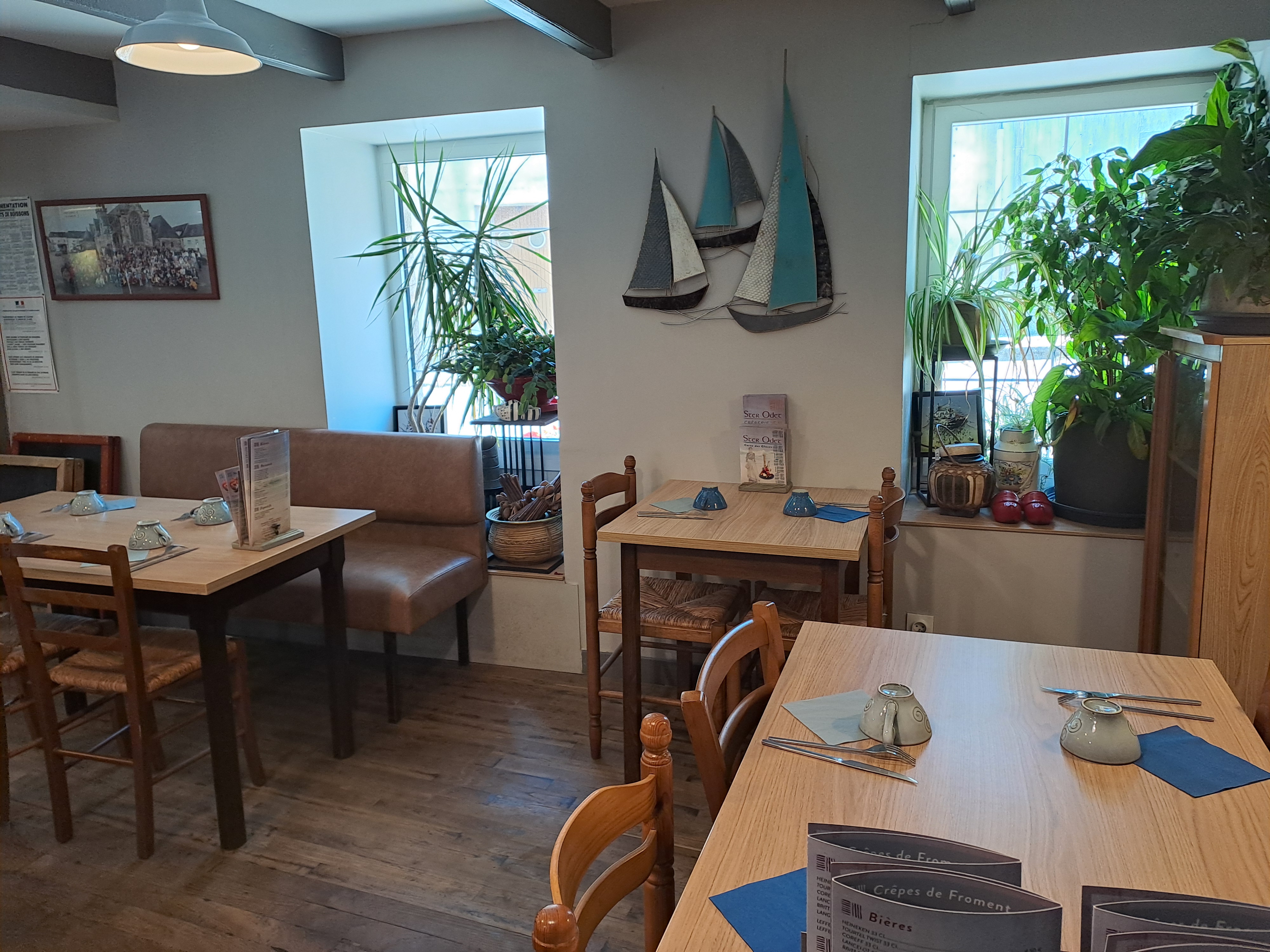 Crêperie dans le Centre Finistère, commune de Trégourez, à 20 km de Quimper, à 13 km de Châteauneuf du Faou, 13 km de Briec, à 5km de Coray, à 17 km de Rosporden. Proche du Château de Trévarez. Ouverte toute l'année avec actuellement 9 services par semaine.
Nous sommes un couple à tenir la crêperie mais Mr a 65 ans et nous souhaitons vendre le fonds (90000€ ) et les murs si possible pour 104000€ ou un loyer de 850€ mensuel.
La clientèle est locale mais nous travaillons beaucoup pendant les vacances scolaires avec les familles de nos clients quand ils viennent en vacances en famille.
Nous avons également beaucoup de touristes de passage pendant les grandes vacances et en décembre avec les illuminations du Château.
Nous embauchons un CDD pendant les vacances scolaires (en général un/une étudiant(e) ainsi que le week-end hors vacances scolaires.
Affaire qui peut se développer en augmentant le nombre de services et /ou les plages horaires d'accueil.
Un appartement de 65 m² comprenant une chambre, un salon, une salle de bains et un WC est à disposition au dessus de la crêperie