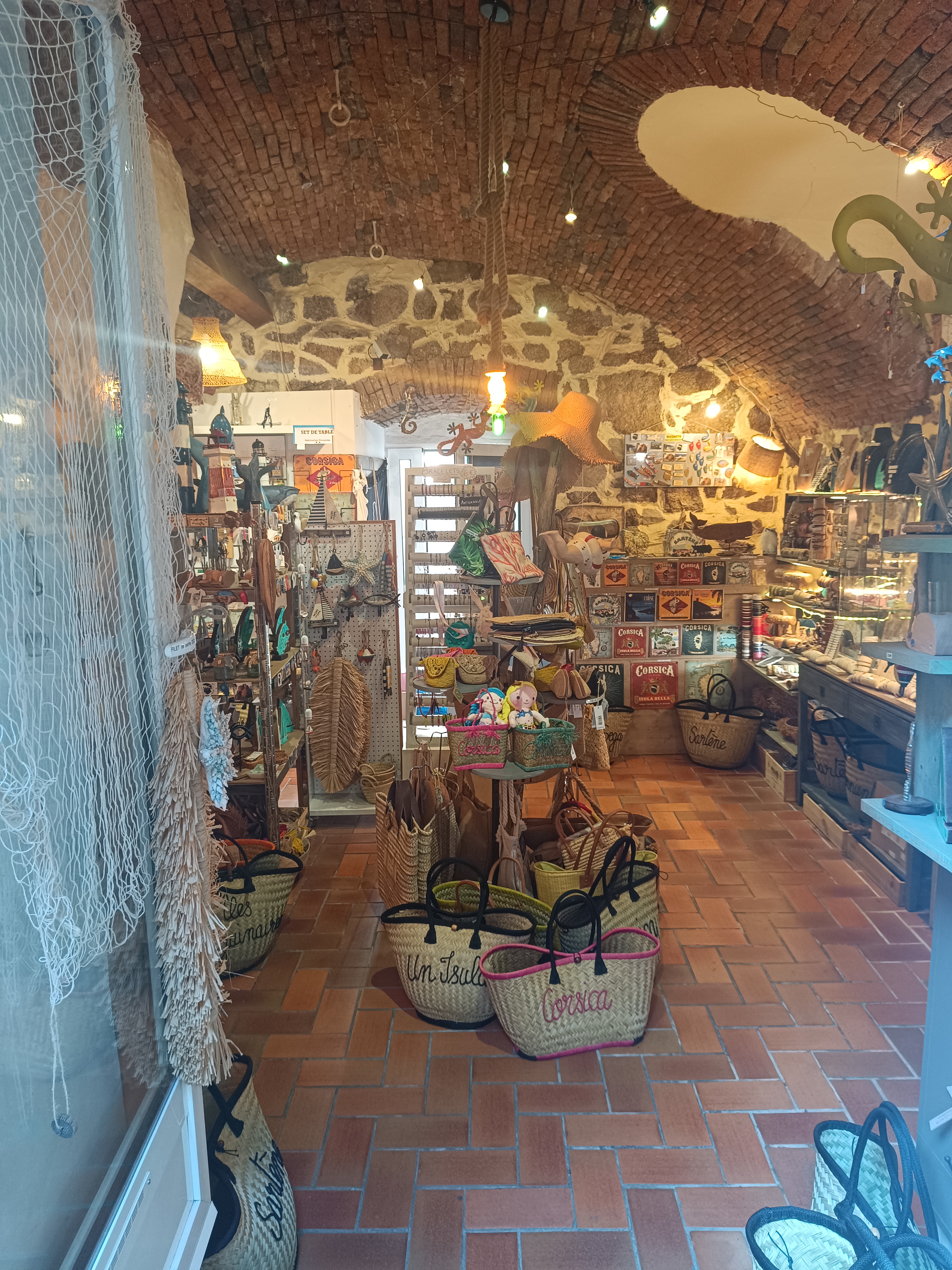 Cède boutique de souvenirs cadeaux et artisanat située dans la vieille ville au coeur du village le plus corse : Sartène !

Local commercial de 25m2 avec voûte d origine et pierres apparentes.
Réserve attenante avec frigo, micro ondes, étagères pour le stockage, point d eau.
Toilettes avec lavabo séparées accolées au local commercial.

Bail tous commerces.
Loyer très intéressant de 500€/mois soit 6000€/an.

Vendu avec stock et meubles.
Possibilité vente sous seing privé.

Cause vente : achat d un autre commerce