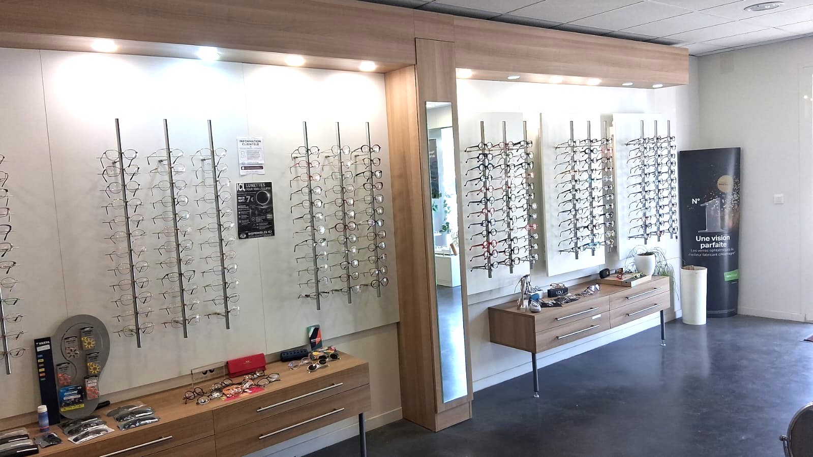 À vendre : fonds de commerce d’optique comprenant deux points de vente complémentaires, situés à Cierp-Gaud et Luchon ( magasin récent)

Le magasin principal de Cierp-Gaud, exploité depuis 2013, bénéficie d’une clientèle fidèle, d’une bonne notoriété locale et d’un emplacement avec passage régulier. D’environ 85 m², il comprend un espace de vente, un atelier et un bureau.

Le second magasin, situé à Luchon, représente un véritable atout pour développer l’activité sur un secteur porteur.

L’affaire offre un fort potentiel de croissance : Cierp-Gaud est actuellement ouvert 4 jours par semaine et Luchon 2 jours par semaine. Une ouverture plus régulière permettrait d’augmenter rapidement le chiffre d’affaires et la rentabilité.

La vente comprend le matériel professionnel nécessaire à l’exploitation. Stock en supplément.

Personnel à reprendre : 2,5 salariés — une salariée en CDI 28 h, une salariée en formation BTS jusqu’au 31 juillet 2027, et un CDD jusqu’en mars 2027.

Idéal pour un opticien souhaitant s’installer, se développer ou renforcer sa présence locale avec deux magasins déjà implantés.

Pour plus d'information, n'hésitez pas a me joindre