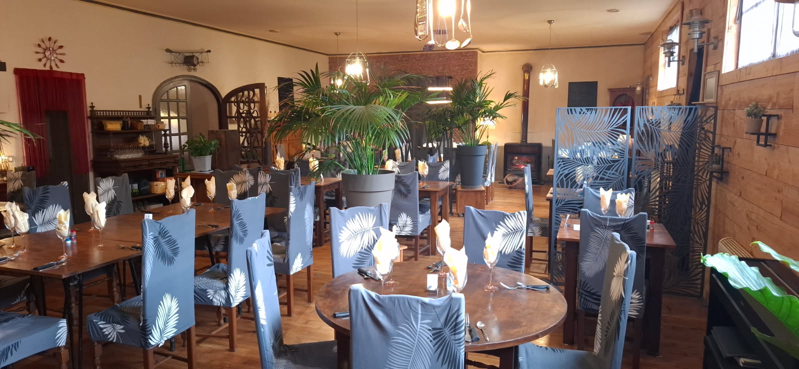 En toute propriété (murs et fond) restaurant/bar licence IV. 

Le bâtiment possède une surface commerciale de 238 m². Comprenant : 
une salle de 100m² pour une capacité d'environ 70 couverts
une cuisine équipée de 20m² (chambre froide, plonge, four à 8 niveaux Electrolux, fourneau à gaz, friteuse électrique 10L, robot multifonction, etc…)
un bar de 60m² (pas de contrat brasseur)

Le bâtiment dispose également d’un petit appartement fonctionnel à rafraîchir, d’une surface de 60m², composé de 3 pièces et une salle d'eau/WC. 

A cela s’ajoute une terrasse de 50 couverts ainsi qu’un parking de 1000 m². 


Le restaurant est bien desservi : proche de la N164, à deux pas du canal de Nantes à Brest et en bord de la Vélodyssée, Il est entouré de nombreux lieux patrimoniaux (Lac de Guerlédan, Abbaye de Bon-Repos, Forges des Salles…). Le restaurant est à moins de 50 mètres d’un camping et est proche de toutes commodités (banques, médecin, pharmacie, petit marché local toute l’année, épicerie, piscine, écoles…).