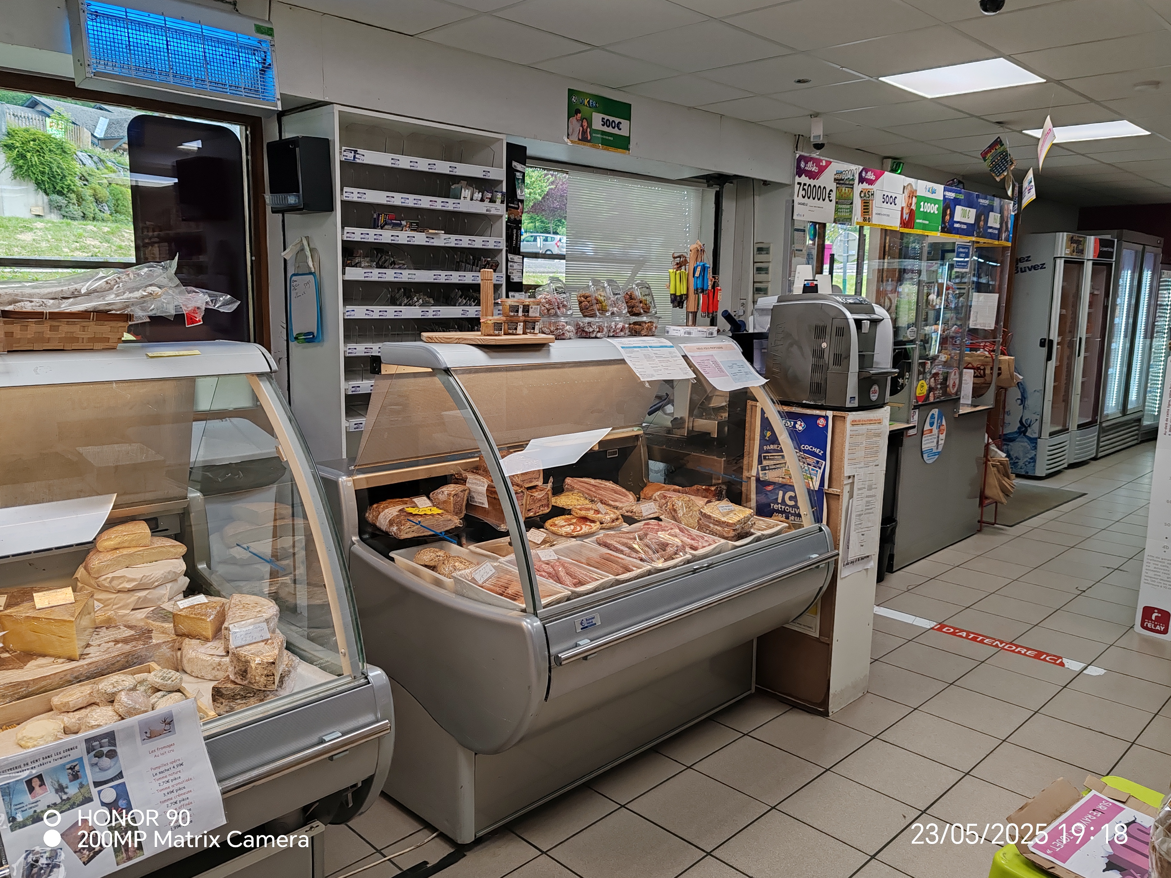 A vendre, dans un charmant village, situé  au cœur de la Chartreuse, un commerce de tabac, FDJ, presse, épicerie de 150 m2, point relais pour les colis. 
On propose aussi du fromage et de la charcuterie à la coupe et d'autres produits de producteurs locaux.
Une boulangerie, un salon de coiffure, un bar restaurant nous accompagnent aussi comme autres commerces du village.
Parking pour le magasin et grand parking à côté de l'école, de l'autre côté de la route.
Un logement T4 est attenant au magasin, avec un jardin, un garage et un local.
Travail à l'année, idéale avec une famille.
Ecole, Mairie, pompier à proximité.

Venez le découvrir, les montagnes ça vous gagnent !!