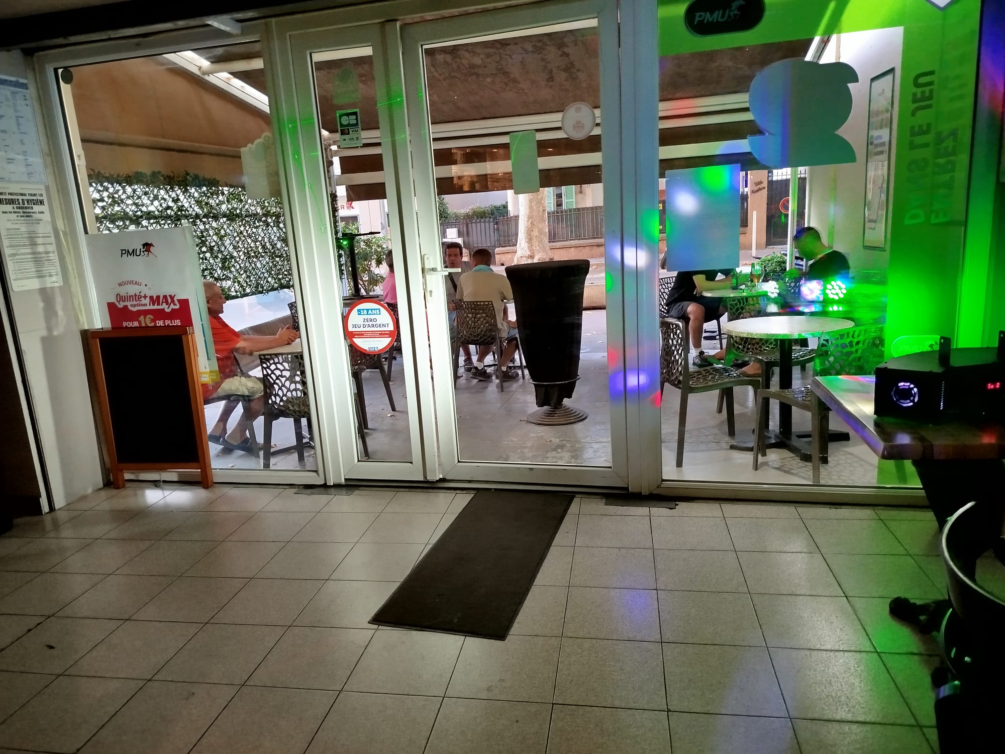 A vendre 235 000 euros une brasserie, bar située à Antibes Juan les Pins,
A 150 mètres des plages de Juan Les Pins.

Possibilité de créer un bar musical, thé dansant.
Licence IV incluse.

Loyer 2 800 euros par mois HT, taxe foncière incluse.
A 3 minutes des plages et du centre-ville de Juan Les Pins.
Surface commerciale 220m2.
Terrasse privée couverte de 30m2