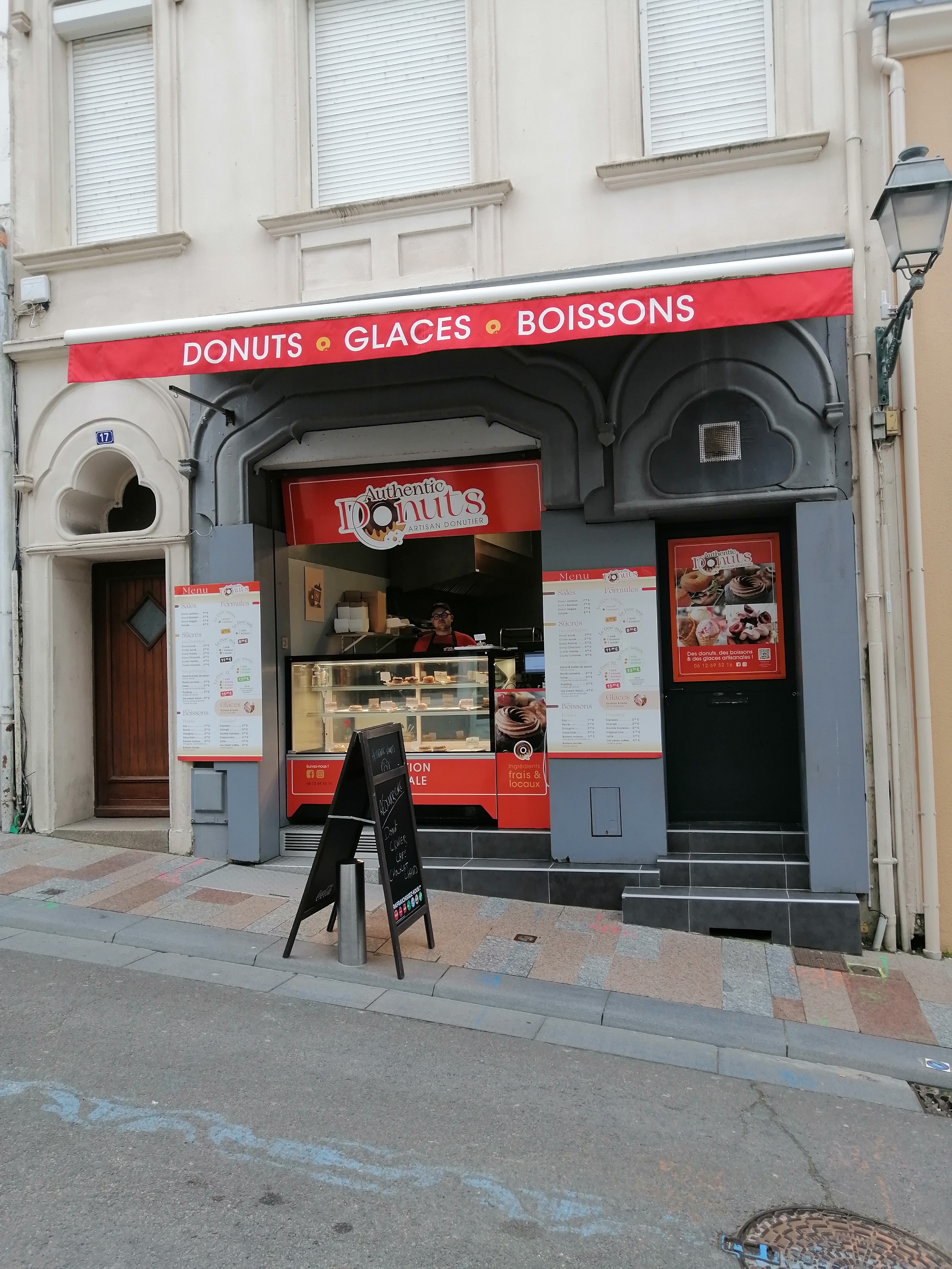 Fond de commerce restauration rapide situé en rue dynamique dans le centre-ville des Sables d'Olonne. Emplacement porteur avec une très bonne visibilité et flux constant de passants.

Vente à emporter avec tout le matériel pour commencer, en bon état. Ouverture à l'année. Pas de salarié à reprendre.

Surface 30m² avec la partie production et vente sur la rue et un sous sol comprenant plonge, réserve, chambre froide et WC.

Loyer de 695.98€/mois + taxes foncières de 880€/an.
Bail tous commerces (sandwicherie, burger, pizza, autre)
Prix du FDC = 140 000€ net vendeur.