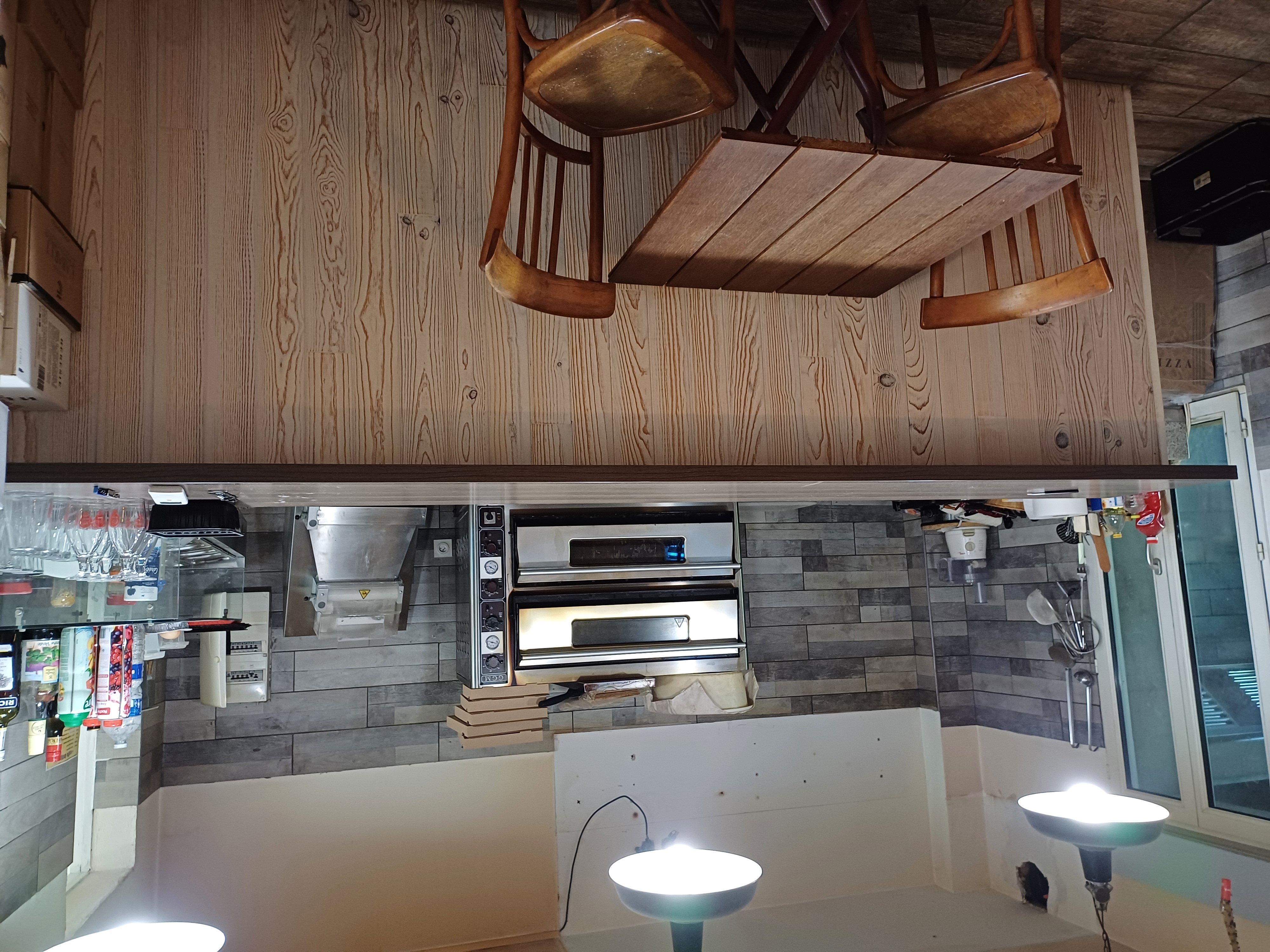 Épicerie de village proposant plusieurs services,  tels que : épicerie avec produits frais et locaux,  pizza à emporter,  traiteur, brasserie car possède la licence IV et une épicerie ambulante qui sillonne la campagne. 
Possibilité de se développer encore plus.
L'établissement est situé sur un axe passant et à un parking.
