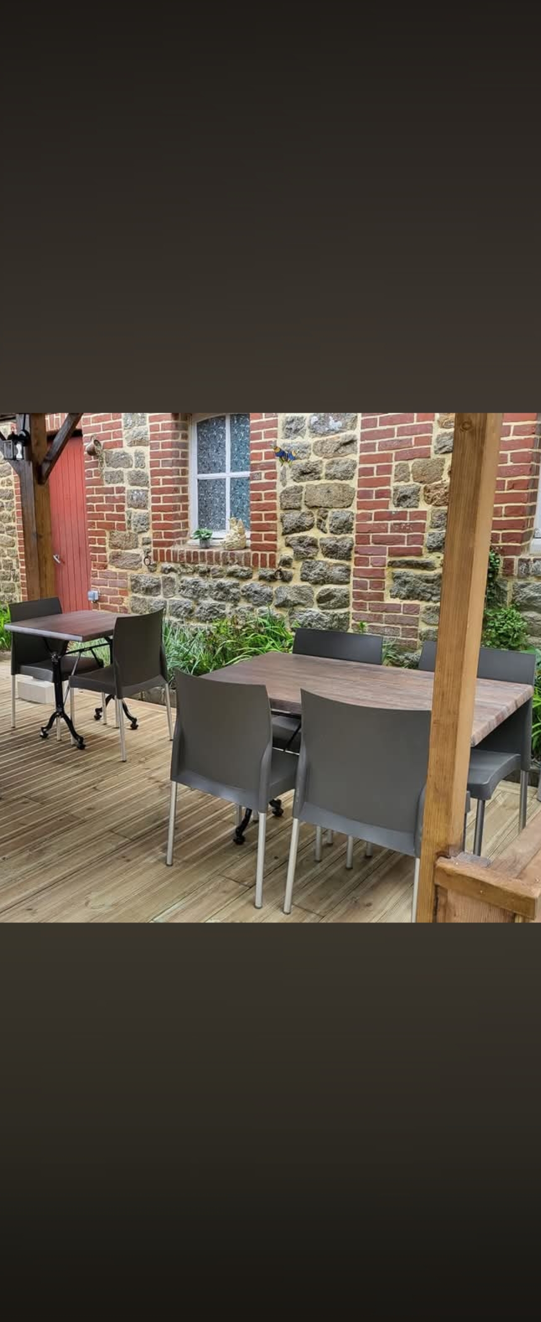 Restaurant avec 30 couverts dedans et 40 dehors sur magnifique terrasse ,logement au dessus avec 2 chambres ,une salle d'eau wc, un salon_ salle à manger ,une cuisine ouverte. 
Au deuxième étages : 4 belles chambres ,une grande salle d'eau wc ,grand penderie .