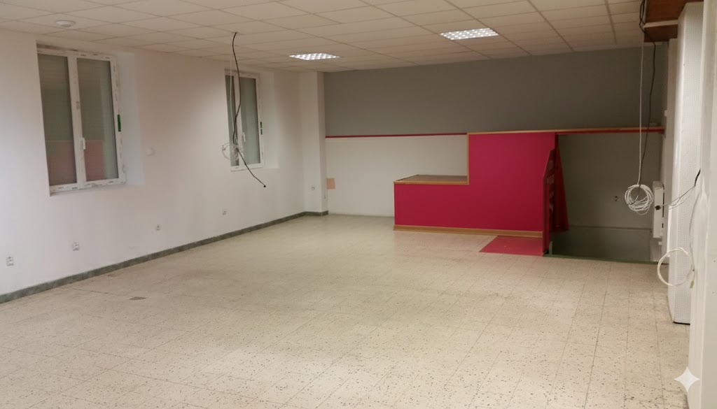 OPPORTUNITÉ UNIQUE : LOCAL COMMERCIAL EN HYPER-CENTRE VENTE OU LOCATION
Situé 3 rue Gambetta 42500 Le Chambon feugerolles (10000 habitants)
proche SAINT ETIENNE (loire)
DISPONIBILITÉ : JUILLET 2026. Planifiez dès maintenant votre installation dans cet emplacement de premier ordre !
Saisissez la chance d'acquérir ou de louer un emplacement de prestige, idéalement situé en hyper-centre-ville, sur l'axe principal. Ce local s'adresse aux professionnels recherchant une visibilité maximale et un local spacieux et aux normes.

MODALITÉS : VENTE OU LOCATION
Ce bien est proposé à la Vente et à la Location :
Option 1 : VENTE - PRIX 
•	Prix de Vente Total : 119 000 €

Option 2 : LOCATION
•	Loyer Mensuel HT : 840€ Charges et taxe comprise 


📍 EMPLACEMENT PRIVILÉGIÉ
•	Adresse N°1 : Situé sur l'axe principal de la ville.
•	Visibilité Maximale : belle façade à seulement 30 mètres de la Mairie (quasiment en face)
•	Environnement Ultra-Dynamique : Entouré de commerces de flux (pharmacie, boulangerie, banques), garantissant un trafic piétonnier constant.
•	Stationnement Facilitée : Grand parking Place Jean Jaurès à 50m + parking place de l’église à 80m + arrêts minutes disponible dans la rue.
•	Fonctionnalité Sous-Sol : "Sous-sol parfait pour le stockage, mais aussi aménageable en bureau annexe ou salle de réunion privée. (Accès intérieur)

📐 CARACTÉRISTIQUES DÉTAILLÉES DU BIEN
     •   Rez-de-Chaussée (RDC) : 125 m² de surface commerciale.
     •   Sous-Sol / Réserve : 55 m² accessible de l'intérieure et de l’extérieur.
     •   Surface Totale Utile : 180 m².

✨ ÉQUIPEMENTS ET ATTRAITS
•	Façade : En excellent état.
•	Vitrines : Deux (2) belles vitrines double vitrages pour une mise en valeur optimale. Eclairage vitrine et enseinge.
•	Chauffage : Assuré par des radiateurs électriques pour une gestion indépendante et individuelle.
•	Éclairage intérieur : Intégralement refait en LED (économies d'énergie et éclairage de qualité).
•	Conformité Électrique : Installation électrique récente et aux normes.
•	Accès Principal RDC: Porte élégante 2/3 - 1/3.
•	Accessibilité PMR : conformité à l'Accès PMR avec présence de W.C. et Lavabo déjà installés.
 
🔒 SÉCURITÉ ET ACCÈS
•	Protection Façade : Vitrines et accès principal sécurisés par des rideaux métalliques internes motorisés.
•	A l’arrière : 3 fenêtres avec rideaux motorisé et pour le sous-sol large porte de service à l'arrière de l'immeuble, également protégée par un rideau métallique.

✅ INFORMATIONS ADMINISTRATIVES
•	Disponibilité :  juillet 2026
•	Copropriété : Aucune procédure en cours, copropriété saine. Immeuble bien entretenu. Pas de travaux à prévoir.
•	DPE : Le diagnostic est actuellement en cours de réalisation 
Ce local est une opportunité rare sur cet axe. Idéal pour profession libérale, agence, association, ou commerce de détail.
________________________________________
Ce local est une opportunité d'investissement unique sur l'agglomération stéphanoise. Son prix compétitif au m² et son haut potentiel locatif vous garantissent un placement durable et rentable. Le calendrier de disponibilité (Juin/juillet 2026) vous offre le temps nécessaire pour finaliser votre financement et votre projet d'aménagement.


+ de photos sur demande, Les dossiers de candidature (présentation de l'activité, garanties financières) sont acceptés par email à l'adresse suivante : mrfayolle@hotmail.com