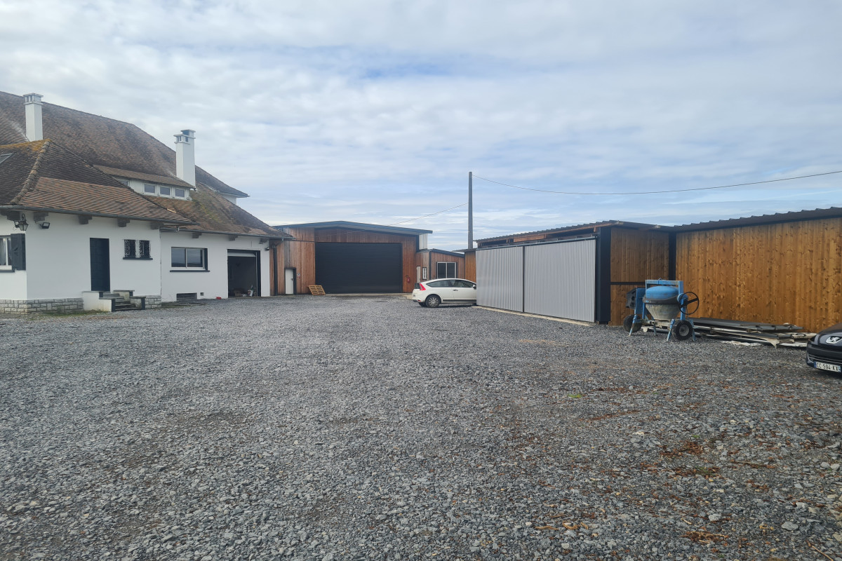 Mécanique agricole,tp,industries et quincaillerie de proximité.
Bâtiment de 450m2 plus mezzanine de 120m2 neuf de 2021,
2 conteneurs relié plus une avancée sur un total de 80m2 le tout sur un terrain de 8080m2 une maison d'habitation de 330m2 ,2 entrées différentes pour l'accès à la propriété. 
Parking de 3500m2. 
Maison d'habitation et bâtiment 490 000 ?.
Fond de commerce :
1 voiture commercial et 1 camion de dépannage tout équipé.
2 mig alu, 2tig,2 postes électrode, 1 presse 50t, 1 table de soudure 4x6m, 1 botcat, 1 tracteur mf 35,environ 3000 litres huiles, 150m2 de magasin (quincaillerie de proximité avec tout son rayonnage et son stocks 50 000?).
Presse flexible 1.5 pouce et son stocks ,gros stocks (roulements,filtres, joints hydraulique, pièces détachées ect....)
Électroportatifs milwaukee. (Et j'en oublie).
Pour plus de renseignements merci de me contacter par mail ou téléphone. 06 30 88 57 99
