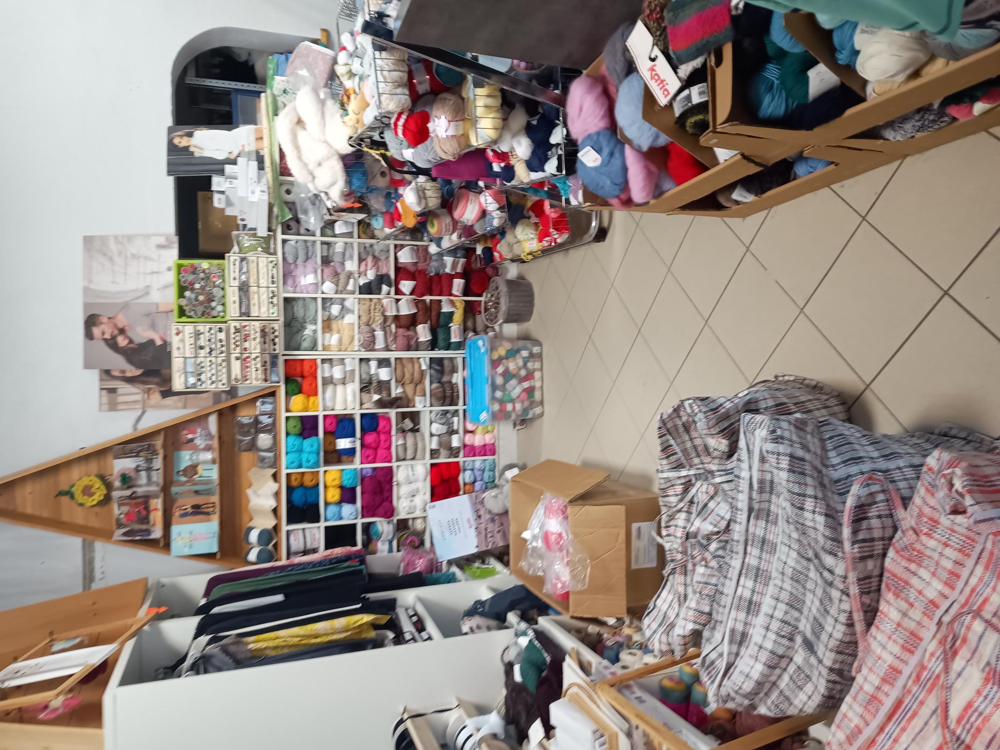 Cède un fonds de commerce de pressing, blanchisserie, vente de produits de mercerie et laine.
Situé dans une bastide médiévale au Nord-Ouest du département du Lot-et-Garonne, aux portes de Saint Emilion en Gironde, de Eymet en Dordogne, avec une clientèle sur environ 20 kms. Pas de concurrence sur le secteur. Clientèle fidélisée et variée composée essentiellement de propriétaires de gites, de particuliers.
Bonne notoriété liée à la qualité des prestations et à un bon relationnel. 
L’affaire fonctionne avec uniquement la dirigeante.
Local boutique lumineux d’environ 35 m², une zone technique de plus de 70 m2 avec matériel et équipements complets et entretenus (1 machine à laver de 18 kg, un machine sèche-linge de 24 kg, une table à repasser, une table à détacher et une emballeuse murale, 1 emballeuse à main). 
Une réserve de 10 m2 et une salle de repos de 20 m2. Loyer annuel de 6000 €
Ouvert du jeudi au samedi, travail hors ouverture les mardi et mercredi matin. 
Possibilité de développement de l’activité en augmentant l’ouverture public notamment pour la partie vente laine, mercerie, la possibilité d’inclure un espace retrait colis. Chiffre d’affaires constant à plus de70 k€
Prix du fonds : 60 k€
L’affaire est disponible immédiatement. 
Possibilité d’être accompagné par un conseiller de la Chambre de Métiers et de l’Artisanat du Lotet-Garonne