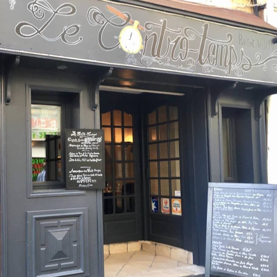 Hypercentre , Restaurant de charme 40 cvts  terrasse été  idéal pour couple

Equipement complet et prêt à exploiter Clefs en main 

Partie cuisine :
2 frigos un congélateur , timbre 2 portes, plancha, fourneau,  friteuse, trancheuse,  plonge cuisine, plonge vaisselle, lave vaisselle, four mixte, plans de travail, étagères et rangements,  office

Partie salle:
Bar refait à neuf , 2 frigos à boissons, machine à glaçons, lave verres, vaisselle , couverts, verres,  tables hautes et basses, une partie des tables configuration terrasse (pliables) chaises et sièges hauts  cuir, Chaises terrasse, parasols ,