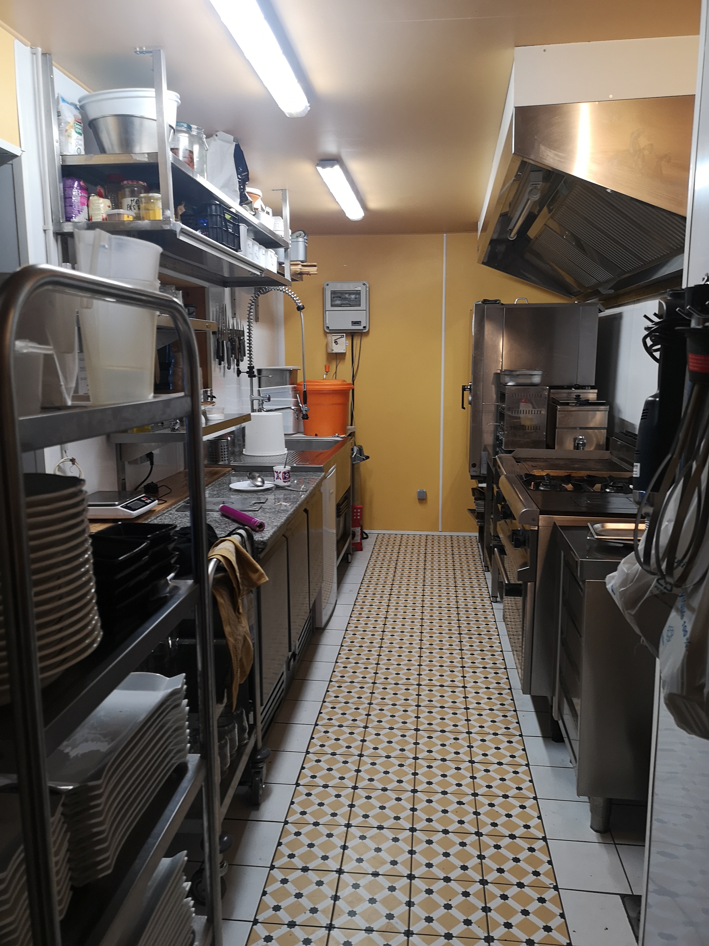 Située en plein coeur du bourg de St jacques des Blats, nous mettons en vente notre fond de commerce (local commercial idéal pour la restauration) .
	-Le locale est une bâtisse en pierre datant de 1910 , toit ardoise.. 
	-Rez de chaussée: commerce, bar épicerie restaurant meublé, cuisine équipée pro ( plancha, four trimix, piano, saladette réfrigérée, plonge...), le tout refait à neuf en juillet 2021, équipement neuf. Côté commerce: comptoir et épicerie réalisé par un artisan local. Réserve de 30m2. Chaudière à boise ou granulés. Licence 4. Terrasse de 50 places . Intérieur de 30 places.
	-PRIX  105 000€ fond de commerce /// 800€ TTC location murs commerce 

Possibilité de louer appartement  au dessus PRIX 700€ TTC
Les travaux de rénovation datent de 2023 pour la partie habitation avec une très bonne isolation, fenêtre pvc double vitrage.
	- 1er étage : habitation avec grande pièce de vie ouverte de 90m2 avec cuisine, salon, salle à manger, bureau (loft). Poêle à granulés.		.
	- 2éme étage : 2 chambres , salle de bain douche, baignoire, wc.
	-Comble aménagé : 1 chambre en mezzanine

A 5 min de la station de ski de Super Lioran, idéalement située pour les départs de randonnée. Ce petit village accueillant du Cantal possède plusieurs commerces (boulangerie, bar tabac, camping, plusieurs hôtels restaurant) ainsi qu'une école, La poste. Vue imprenable sur les montagnes. 

Demande de photos supplémentaires ainsi que les bilans du commerce sur demande.
Contact par Mail ou Boncoin uniquement.
Pas de gérance au location vente.
Possibilités de vente des murs par la suite.