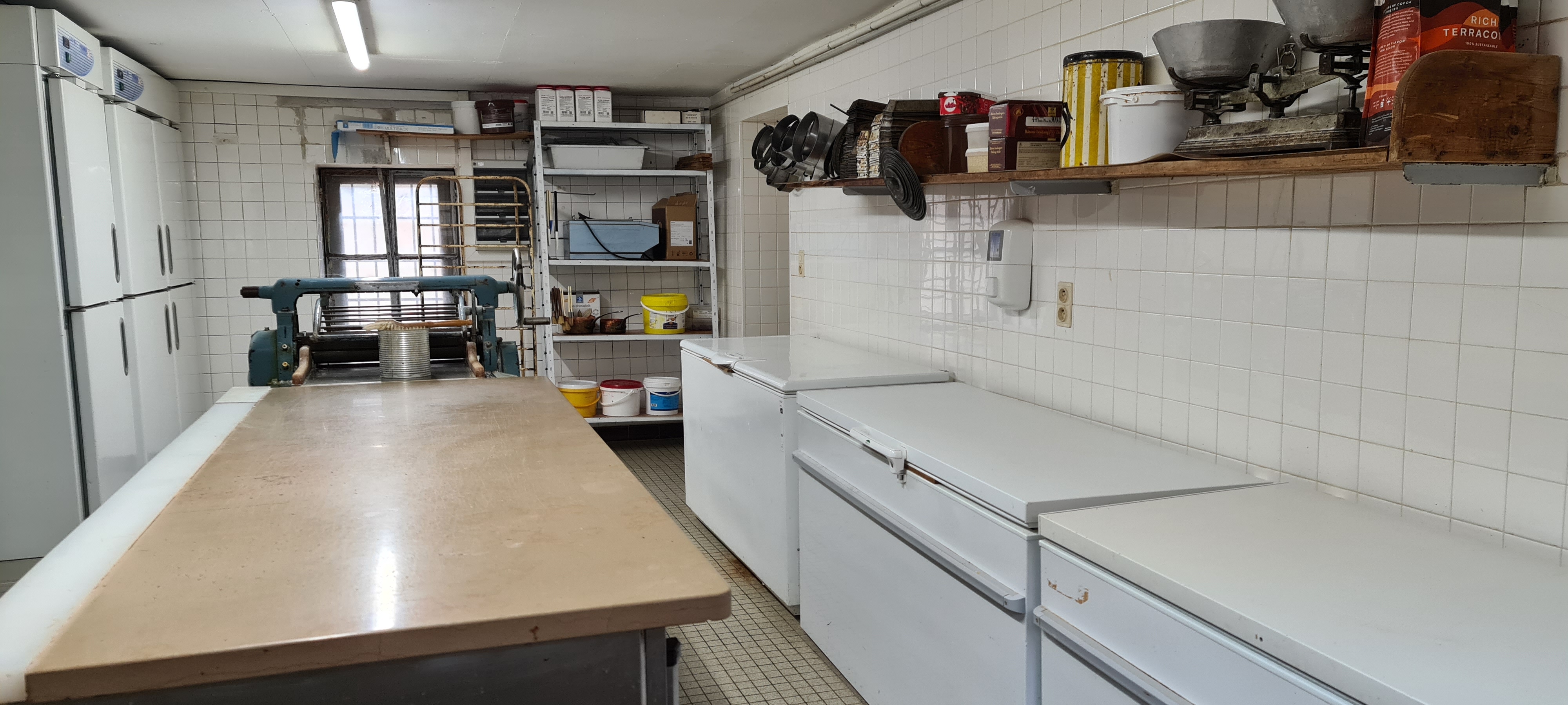 Vous rêvez de vous lancer alors n'hésitez plus… Nous vous proposons cette belle Pâtisserie - Chocolaterie - Confiserie - Glacerie  située sur l'Avenue Principale d'une petite ville de Bourgogne sur l'Axe RCEA et de la gare TGV à 1h30 de Paris et 40 mn de Lyon.
Beau magasin de 24M² rénové en 2018 avec deux laboratoires offrant une surface de travail de 64 M².
Equipement en parfait état (détail sur demande) ainsi qu'au magasin, vitrine réfrigérée, armoire négative ou positive, vitrine chocolat.
Excellente rentabilité, clientèle fidélisée depuis notre installation il y a 33 ans.
A l'étage se trouve deux pièces servant actuellement de stockage avec salle de bain et  WC mais pouvant servir de logement pour commencer.
Bail renouvelé en 2020 avec loyer mensuel de 550 €
Pris de vente hors stock 80 K€.
Conditions attractives, n'hésitez pas à nous contacter pour tout renseignement.