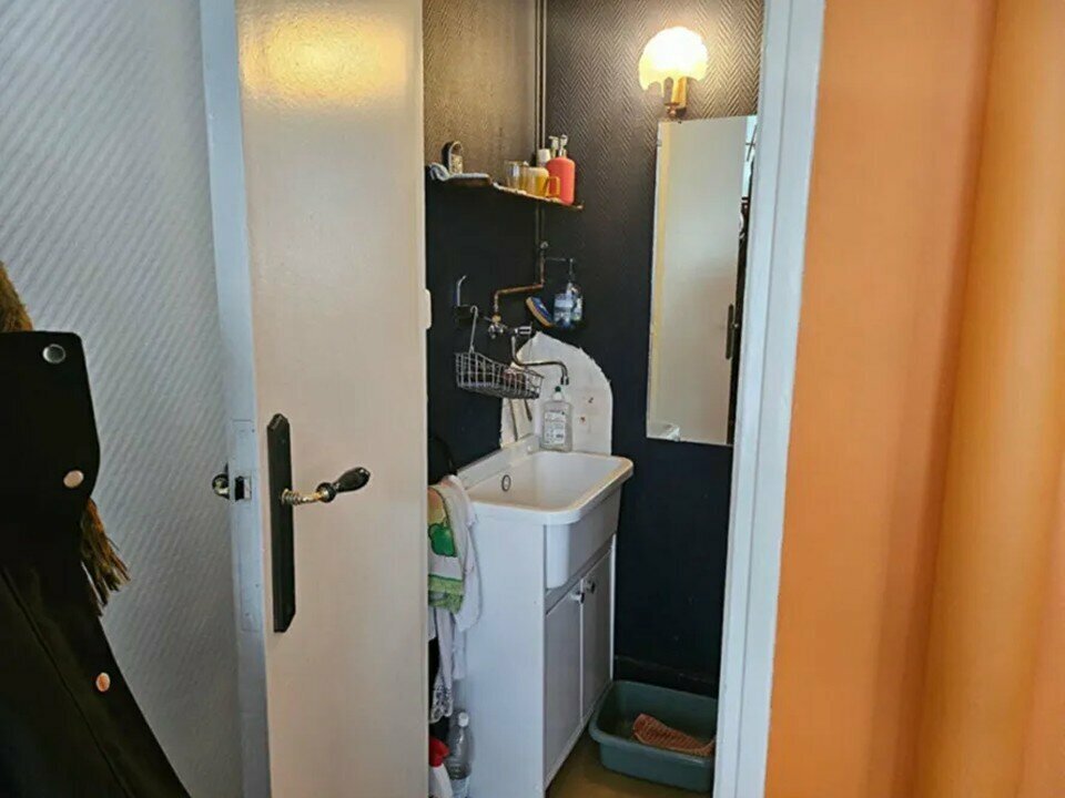 À vendre, fonds de commerce de salon de coiffure de 56 m² à Montivilliers, en périphérie du Havre. Situé sur un axe passant en zone fréquentée, l’établissement bénéficie d’une clientèle fidèle et régulière renforcée par l’application Planity. Les locaux ont été entièrement rénovés il y a 3 ans, offrant un cadre moderne et opérationnel. Affaire saine, sérieuse et rentable, sans salariés à reprendre. Loyer modéré de 700 € HT/mois. Métropole havraise : 335 000 habitants en zone de chalandise.

Surface totale : 56 m². Salon de coiffure entièrement rénové.

Prix de vente : 49 000 € net vendeur
Loyer annuel : 8 400 € HT HC
Loyer mensuel : 700 € HT HC
Charges annuelles : 720 €
Honoraires agence : 4 000 € HT

Annonce proposée par Pôle Implantation Commerce, service d'accompagnement des porteurs de projets commerciaux (réf. Ref076279).