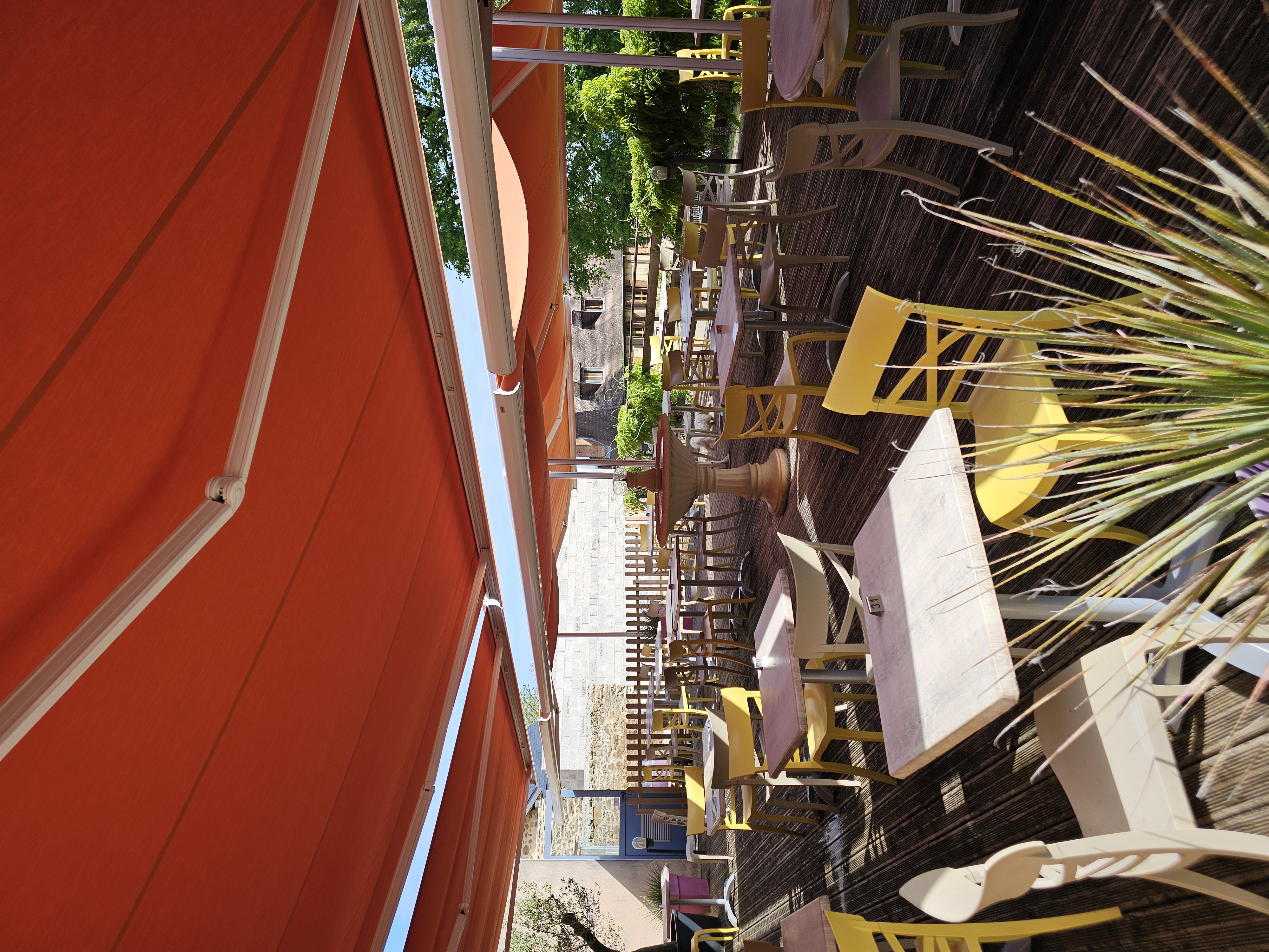 Bar restaurant à vendre pour cause retraite 
Murs et fond 
Rien à refaire opérationnel tout de suite 
Très lumineux Magnifique terrasse 
Capacité 42 couverts en salle et 56 extérieurs
