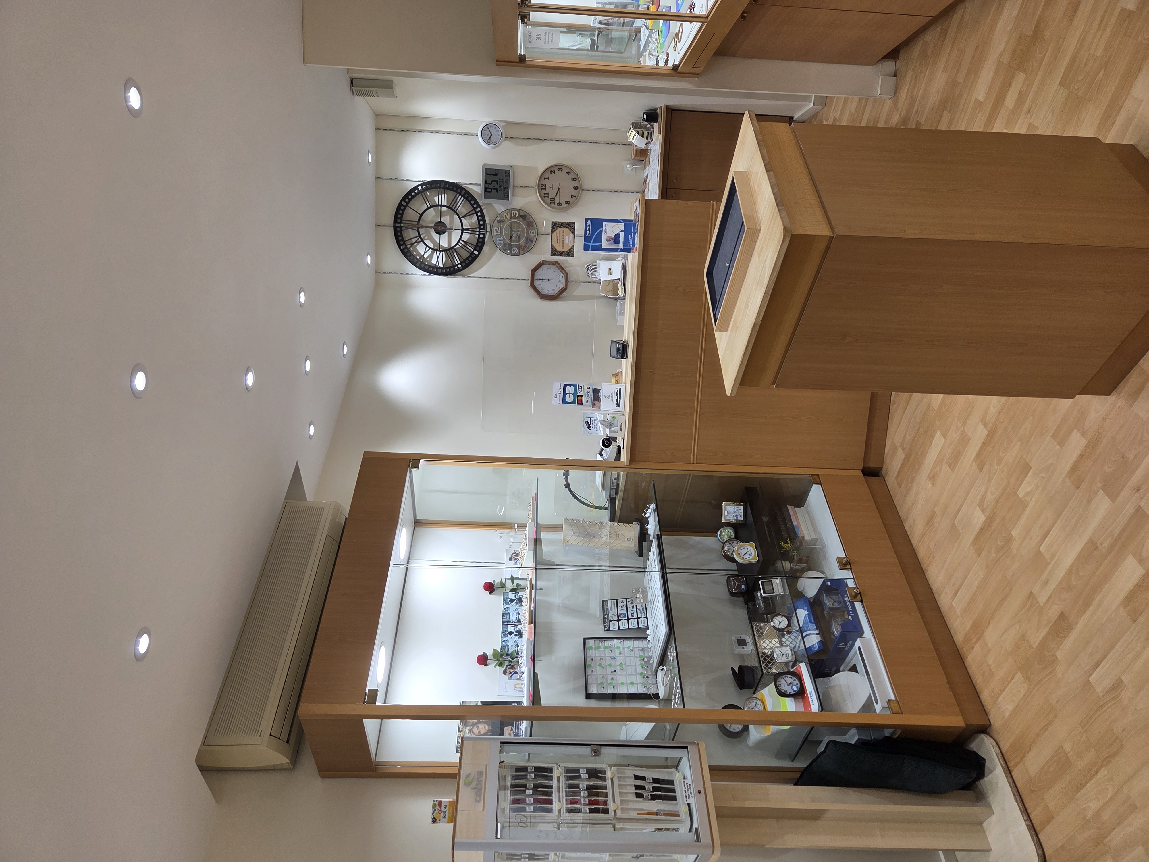 Fond de commerce à céder.
Activité actuelle : Bijouterie/Horlogerie. Possibilités d’autres activités selon le bail.
Local idéalement situé en centre ville de Castres 81100 (Ecusson) dans une rue commerçante animée, à 50 m de la place Jean Jaurès.
Entièrement équipé et sécurisé. Petit loyer. Surface de vente d’environ 25m2 + cave pour atelier et stockage (avec coin sanitaire),
Clientèle existante et fidèle depuis 1999.
Divers outils et matériels pour Bijoux et Montres.
Possibilité d’achat du stock.
Pour plus d’informations, n’hésitez pas à me contacter par message
Curieux s’abstenir