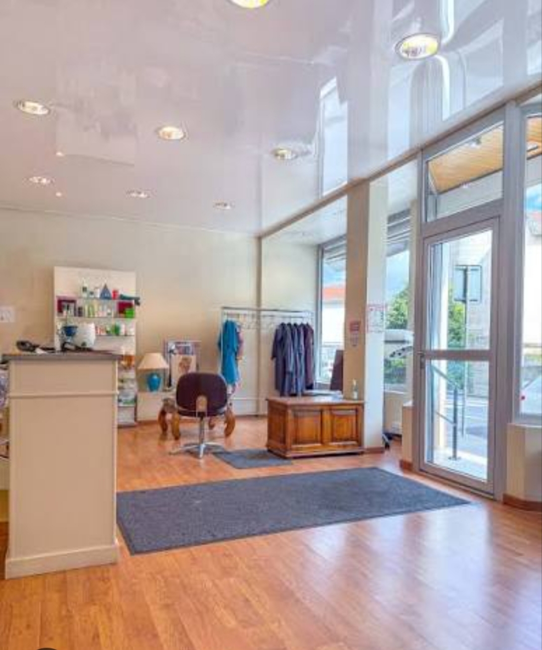 Bonjour, après plusieurs années d'activité, je souhaite aujourd'hui passer le relais

Belle opportunité pour professionnel(le) de la coiffure ou entrepreneur(e) souhaitant développer son activité !

Cadre agréable, idéal pour accueillir une clientèle fidèle et développer une activité pérenne.

Le salon dispose d’un espace de travail fonctionnel et bien agencé, offrant un environnement convivial aussi bien pour la clientèle que pour les professionnels.

Les atouts du salon :

- Clientèle existante et fidèle
- Espace de travail accueillant et fonctionnel
- Matériel et équipements de coiffure en place
- Potentiel de développement de l’activité
- Idéal pour une première installation ou une reprise d’activité

Cette cession représente une belle opportunité pour un professionnel souhaitant s’installer à son compte et poursuivre une activité existante.


Pour tout renseignement complémentaire ou pour organiser une visite, merci de prendre contact.