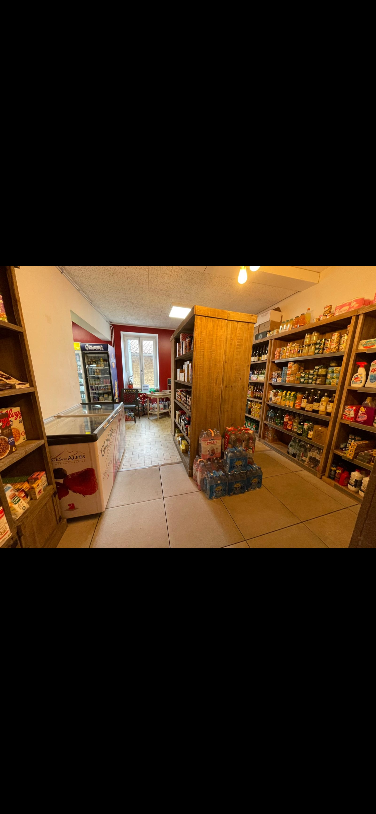 L’épicerie des pierres dorées est située à Charnay, un village pittoresque du beaujolais dans le Rhône.
Nichée sur la place du château elle bénéficie d’un cadre authentique au cœur de la région des pierres dorées réputée pour ses paysages vallonnés et ses bâtiments en pierres dorées.
Entourée de vignes et imprégnée d’un riche patrimoine historique, elle est également proche de Lyon (environ 30 km) attirant aussi bien les habitants locaux que les visiteurs en quête de produits du terroir et d’une ambiance typiquement beaujolaise.
L’épicerie dispose d’un emplacement privilégié dans un village dynamique de plus de 1000 habitants et de plusieurs commerces( bar, tabac,presse restaurants,boulangerie, coiffeur pôle santé etc…
Le fonds de commerce est exploité en tant qu’épicerie mais possibilité de transformer le local en autre type de commerce selon votre projet.
Une opportunité rare avec un loyer très bas.