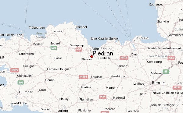 La commune de Plédran poursuit sa dynamique en matière de santé en mettant en place un Comité de Pilotage « projet de santé ». Ce projet est porté par une association des professionnels médicaux et paramédicaux de la commune, soutenu par la municipalité et l?agglomération de St-Brieuc. 

Avec aujourd?hui un peu moins de 6 700 habitants, la Commune continue de rechercher un médecin supplémentaire, voire 2, pour participer à l?élaboration de ce projet ambitieux. Des locaux sont d?ailleurs disponibles tout de suite pour les accueillir. 
Actuellement, 2 médecins sont en exercice. Et un médecin est parti en retraite fin 2020.

Le département des Côtes d'Armor a été un des départements le plus épargnés par la crise sanitaire.
Proche du littoral, dans la première ceinture de Saint-Brieuc, Plédran, le « poumon vert » de l?agglomération briochine, se situe à 5 km du 3ème Hôpital public de Bretagne à St-Brieuc, et à proximité de l?Hôpital privé des Côtes d?Armor situé à Plérin. Accès au plateau techniques et vacations à l'hôpital de St-Brieuc.

Au sein de la 5ème agglomération de Bretagne comptant 151 246 habitants, Plédran se trouve à moins de 10 minutes de l?axe routier principal de Bretagne, la RN12, desservie par la rocade Sud de Saint-Brieuc, et à 2h15 de Paris en TGV.

Plédran, très dynamique, bénéficie également :
?	De 3 écoles
?	De centres de loisirs
?	D?une salle culturelle, Horizon
?	D?une médiathèque
?	De 3 terrains de foot, dont un synthétique 
?	D?une salle omnisports
?	D?une salle de tennis
?	D?un pumptrack
?	D?un Bois aménagé de jeux.