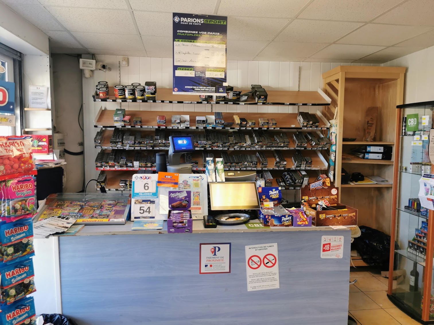 Commerce dynamique au cœur d'un village de 4000 habitants en plein essor, tous services (Nickel, pick up, épicerie de proximité), activité principale tabac, très beau CA, cession pour cause de changement de situation personnelle.