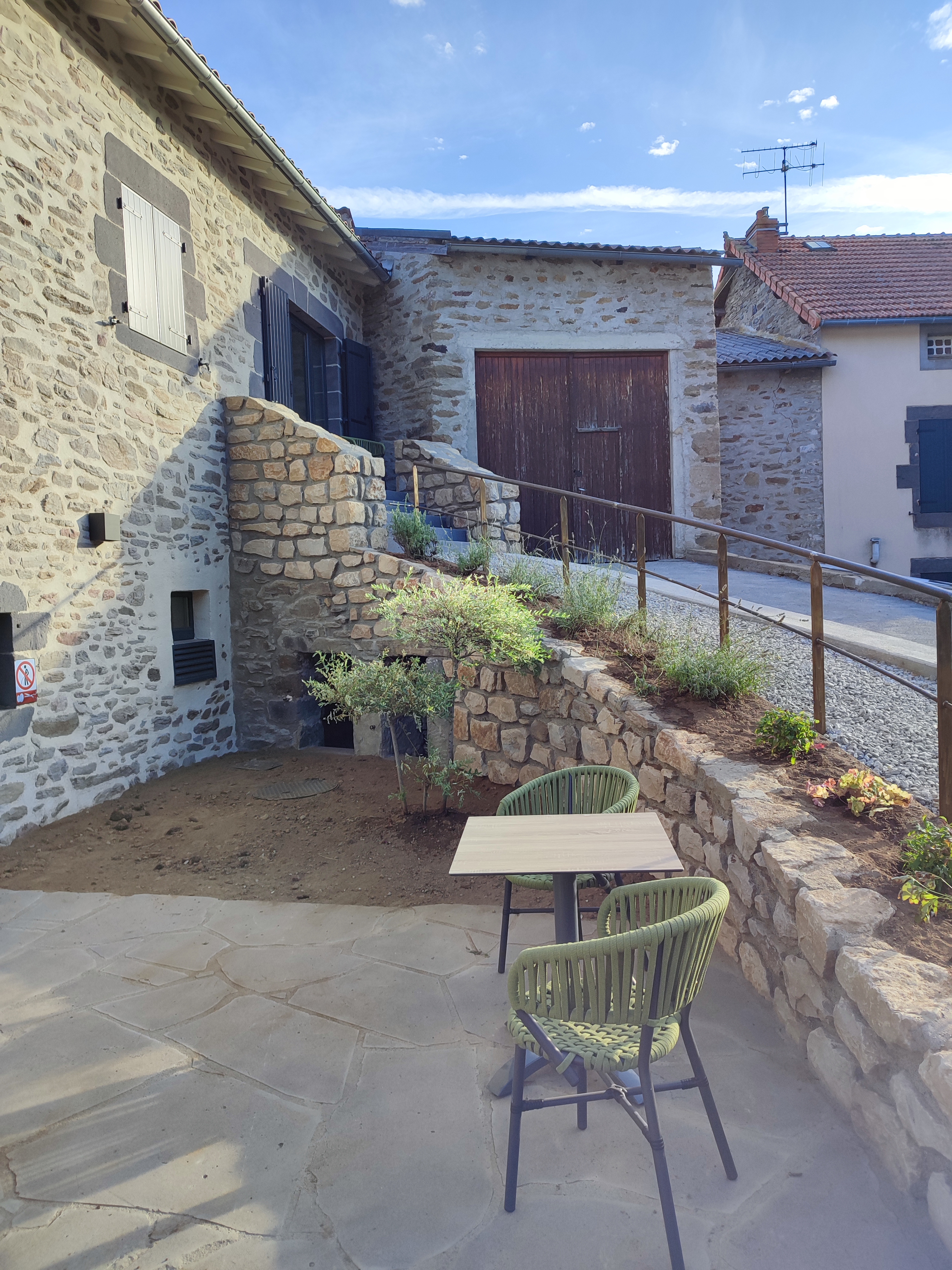 Nous recherchons un gérant pour notre auberge située dans le bourg d'une commune rurale (Vieillespesse 15500) à 2 km de la sortie 26 de l'autoroute A75.
Ce bâtiment est un ancien corps de ferme réhabilité. Il comprend : 
1 bar avec licence IV, 1 salle de restaurant de 30 couverts, des espaces techniques , cuisine équipée, 3 chambres d'hôtes et 1 logement pour le gérant. Le bâti est d'une surface totale de 257 m². La cour côté sud est clôturée.
Nous recherchons 1 personne sérieuse, professionnelle, ayant des qualités de gestionnaire. 
Pour obtenir d'autres renseignements, appelez :
- mairie de Vieillespesse les lundi et vendredi 04 71 73 14 69
Le dossier de candidature est à télécharger sur :
www.vieillespesse.fr