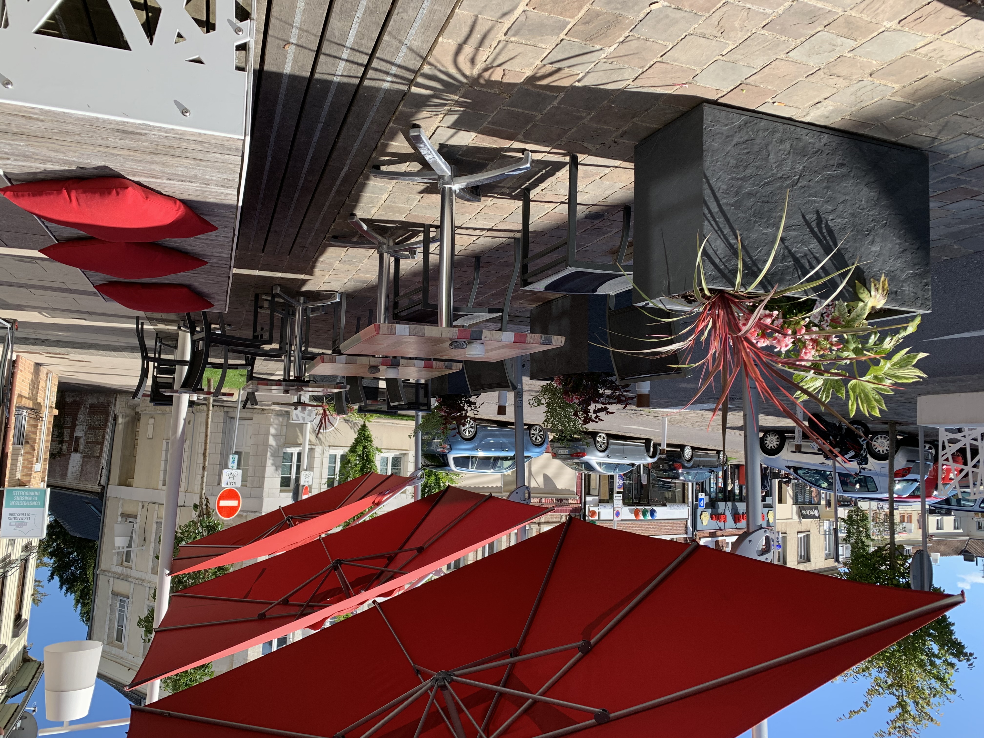 Auberge Tartarin – Duclair (76)

Idéalement située en plein centre-ville de Duclair, sur la place principale, l’Auberge Tartarin bénéficie d’un emplacement au cœur de la vallée de la Seine, entre Rouen et Le Havre, dans une commune dynamique et touristique.

Ce restaurant reconnu profite d’une excellente visibilité, d’un flux constant, d’une clientèle fidèle et d’un parking à proximité immédiate.

Capacité totale de 115 couverts :
90 couverts en intérieur répartis sur deux salles chaleureuses, complétés par une terrasse de 25 places.

Cuisine professionnelle complète, équipée en matériel Hobart, parfaitement entretenue et conforme aux normes, permettant une reprise immédiate sans investissement supplémentaire.

Logement de fonction inclus comprenant trois chambres, un bureau, une salle de bain et un salon/séjour, un atout majeur pour allier confort de vie et activité professionnelle.

Affaire saine et rentable avec un chiffre d’affaires constant et une bonne rentabilité.

Idéal pour un couple de restaurateurs ou un professionnel souhaitant s’installer dans un cadre attractif avec une activité clé en main.

Renseignements sur demande.