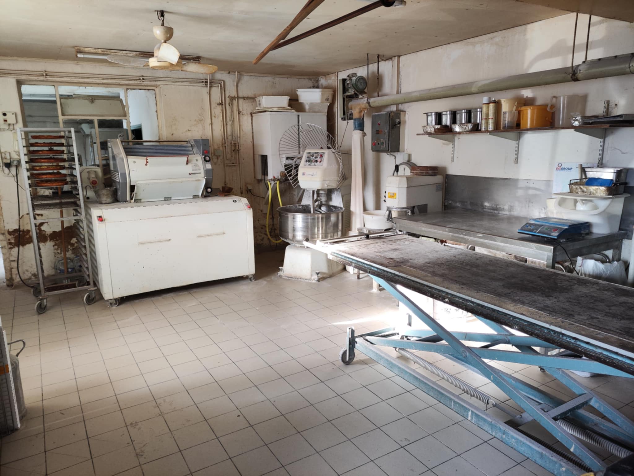 Vends  cause  divorce  
Fonds de commerce boulangerie patisserie chocolat traiteur 
Centre  bourg 
Laboratoire boulangerie,  Laboratoire patisserie,  réserves,  stockage,  silos 
Matériel entretenu 
Magasin 50m2  
Possibilité de logement ou d achat des murs 
Pas de crédit bail