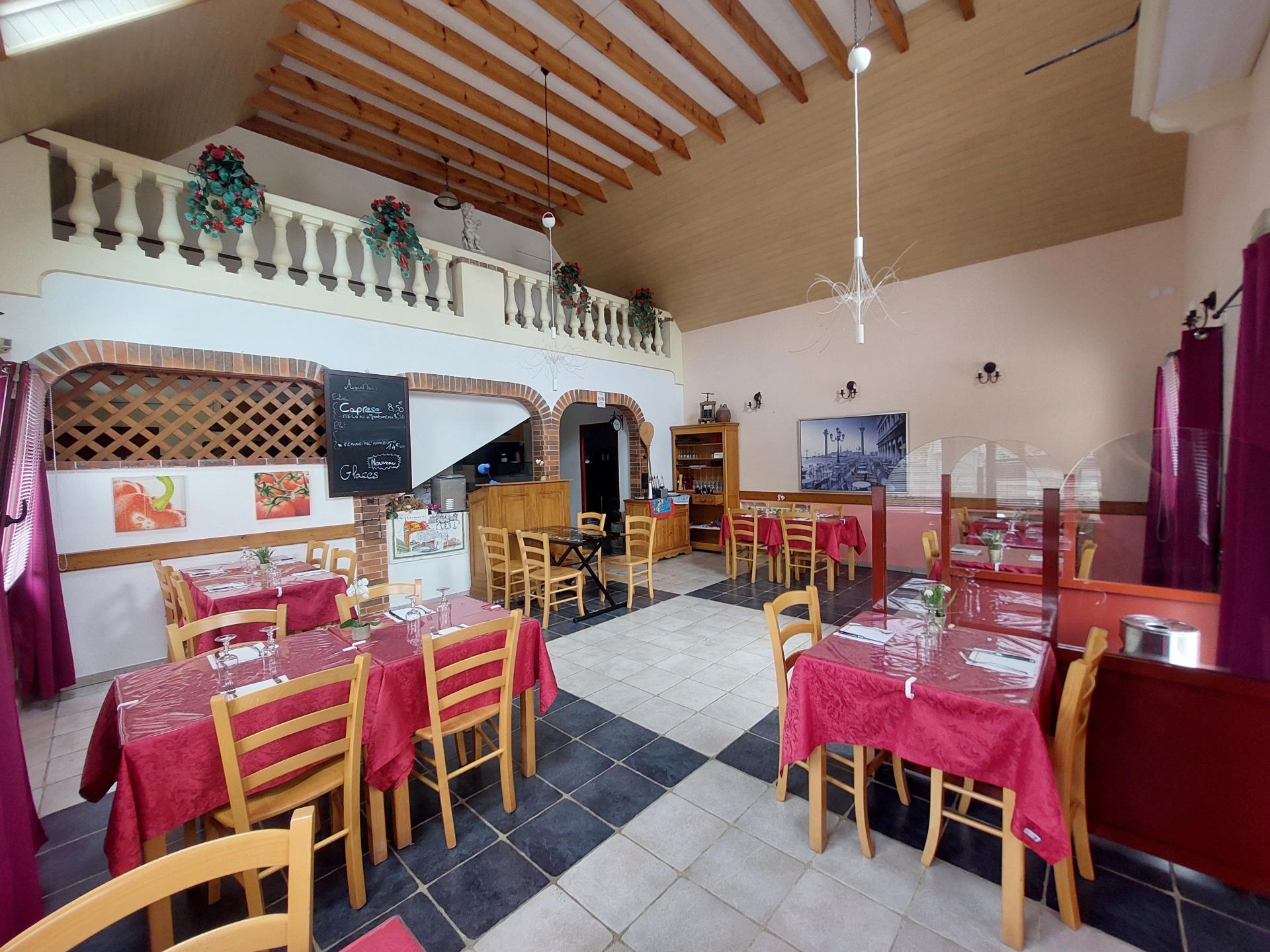 Découvrez une opportunité rare avec ce restaurant/pizzeria situé dans le centre-bourg de Trégastel, un joyau de la Côte de Granit Rose. Bénéficiant d’un emplacement central et facilement accessible, il attire à la fois une clientèle locale fidèle et les nombreux visiteurs séduits par la beauté de la région.  

#Une localisation idéale et connectée : 
- Proximité touristique : À deux pas des plages et des sites emblématiques de Trégastel, attirant des touristes tout au long de l’année.  
- Facilité d’accès pour les villes voisines:  
   - Lannion: à seulement 15 minutes en voiture, offrant une clientèle d’entreprises et d’habitants actifs.  
   - Perros-Guirec et Trébeurden : accessibles en moins de 10 minutes, pour un flux constant de visiteurs le midi et le soir.  
- Une position centrale : Parfaite pour capturer une clientèle variée, des locaux aux vacanciers en passant par les professionnels en déplacement.  

#Un lieu conçu pour s’adapter à vos projets :
- Capacité actuelle : 42 couverts en salle et une terrasse accueillant 24 clients, idéale pour les beaux jours.  
- Un studio à l’étage :  
   - Exploitable en location (saisonnière ou annuelle) pour un revenu supplémentaire.  
   - Ou transformable en salle supplémentaire, ajoutant environ 20 couverts pour répondre à une demande accrue.  

#Prêt à l’exploitation immédiate :
- Matériel et mobilier : En excellent état, sans besoin d’investissement supplémentaire (four Moretti Neapolis, entre autres).
- Locaux aux normes : Accessibilité PMR et conformité DSV.  
- Bâtiment récent : Construction des années 2000, aucun travaux à prévoir.  

#Un cadre de vie et de travail unique :  
- Trégastel, c’est le charme de la Côte de Granit Rose, avec ses paysages uniques, son attractivité touristique et une qualité de vie exceptionnelle.  
- Une opportunité d’allier un projet professionnel florissant et un environnement de rêve.  

# Informations financières : 
- Prix des murs et fond : 350 000 €

Ce restaurant offre une combinaison idéale entre emplacement stratégique, flexibilité d’aménagement et facilité d’accès. Ne laissez pas passer cette opportunité : contactez-nous pour plus d’informations ou pour organiser une visite.  

Faites de Trégastel le point de départ de votre réussite !