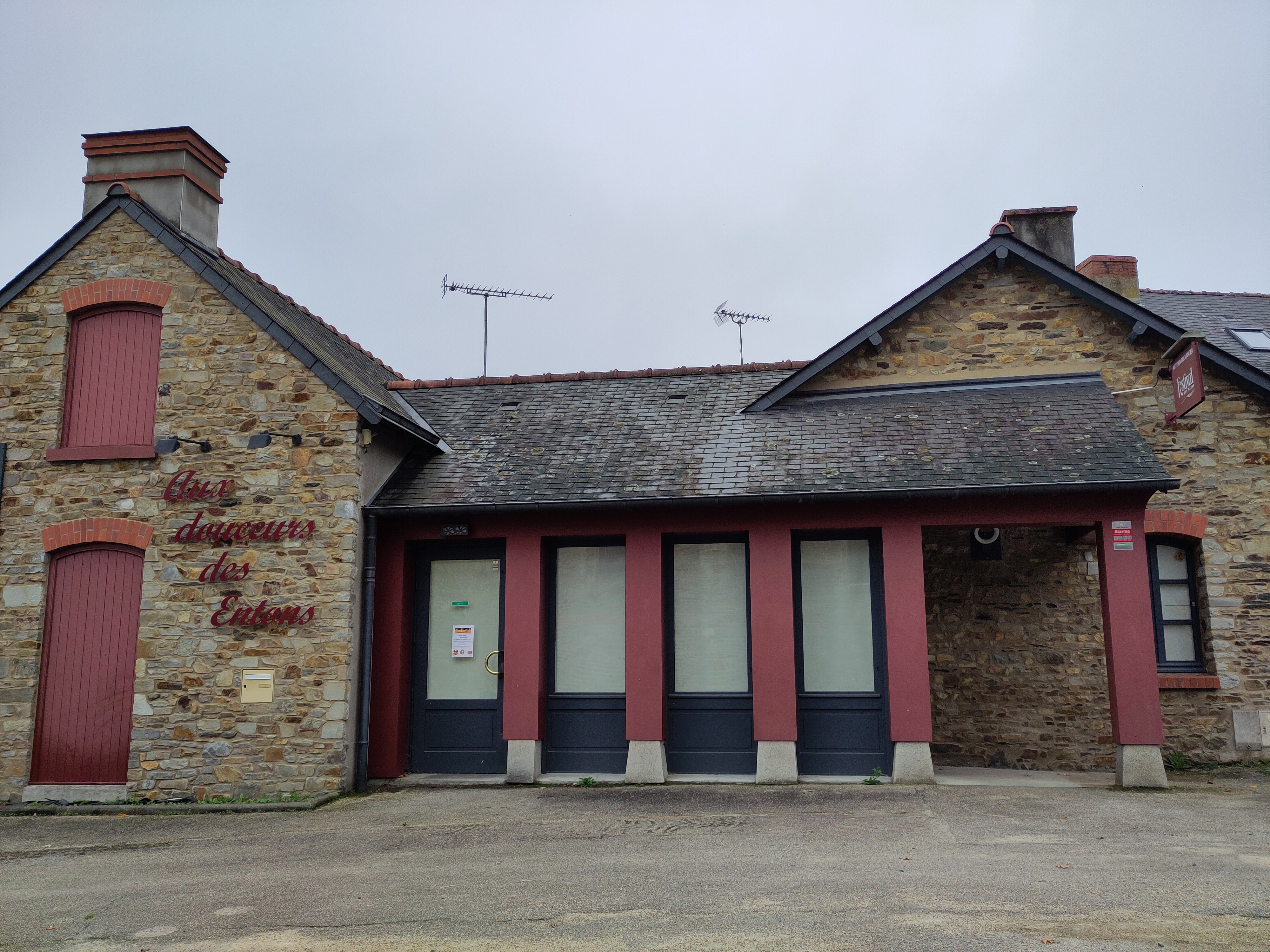 La mairie de Saint-Senoux, commune rural en Ille-et-Vilaine, est propriétaire d'une boulangerie pâtisserie en plein cœur de bourg. Nous lançons un appel à candidatures pour trouver nos prochains boulangers ou boulangères.
Le bail comprend une boulangerie (magasin, fournil, chambre froide et chambre négative, réserve) ainsi qu'un logement attenant. Il est également possible de penser l'usage du logement comme une extension du magasin, selon votre projet.
Un bail pour la mise en location du matériel et mobilier doit également être ajouté.

Le dossier d'appel à candidatures est disponible sur demande en mairie au 02 99 57 86 20, ou bien contact@saintsenoux.fr

Les dossiers devront être envoyés en lettre recommandée avec accusé de réception ou déposés contre récépissé à la mairie de Saint-Senoux, ou encore par courriel à maire@saintsenoux.fr au plus tard le 29 novembre 2024 à 12 heures, le cachet de la poste faisant foi.
Il est possible de visiter le local sur rendez-vous, en contactant directement la mairie.