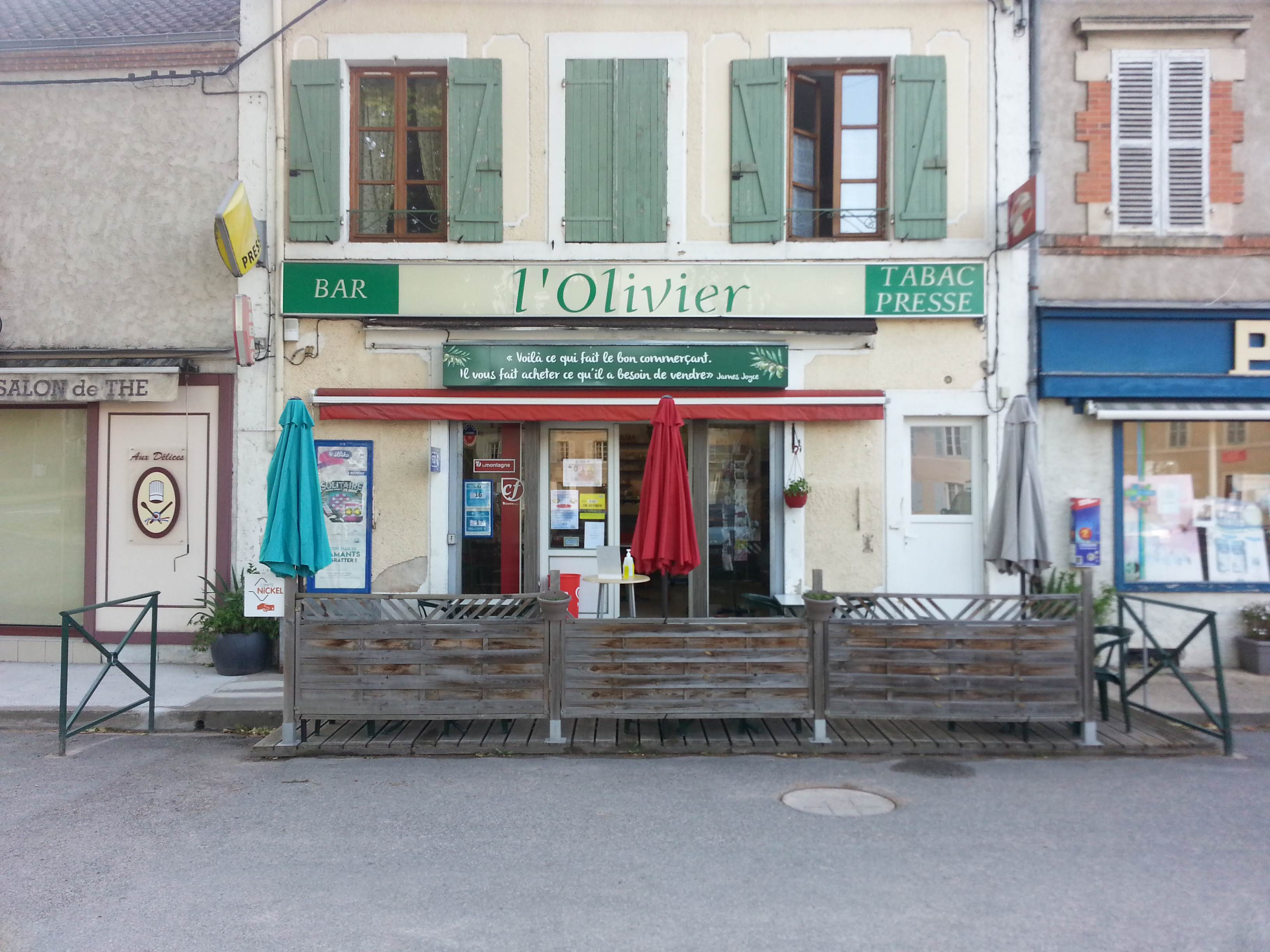 Bar tabac presse dans village de 980 habitants traversés par la nationale 7 dans le cœur du village 
Sur la place du village 
De nombreux commerces telles que la boulangerie le Vival la pharmacie coiffeur esthéticienne
Nous avons l'école primaire et alimentaire 
Une maison de retraite