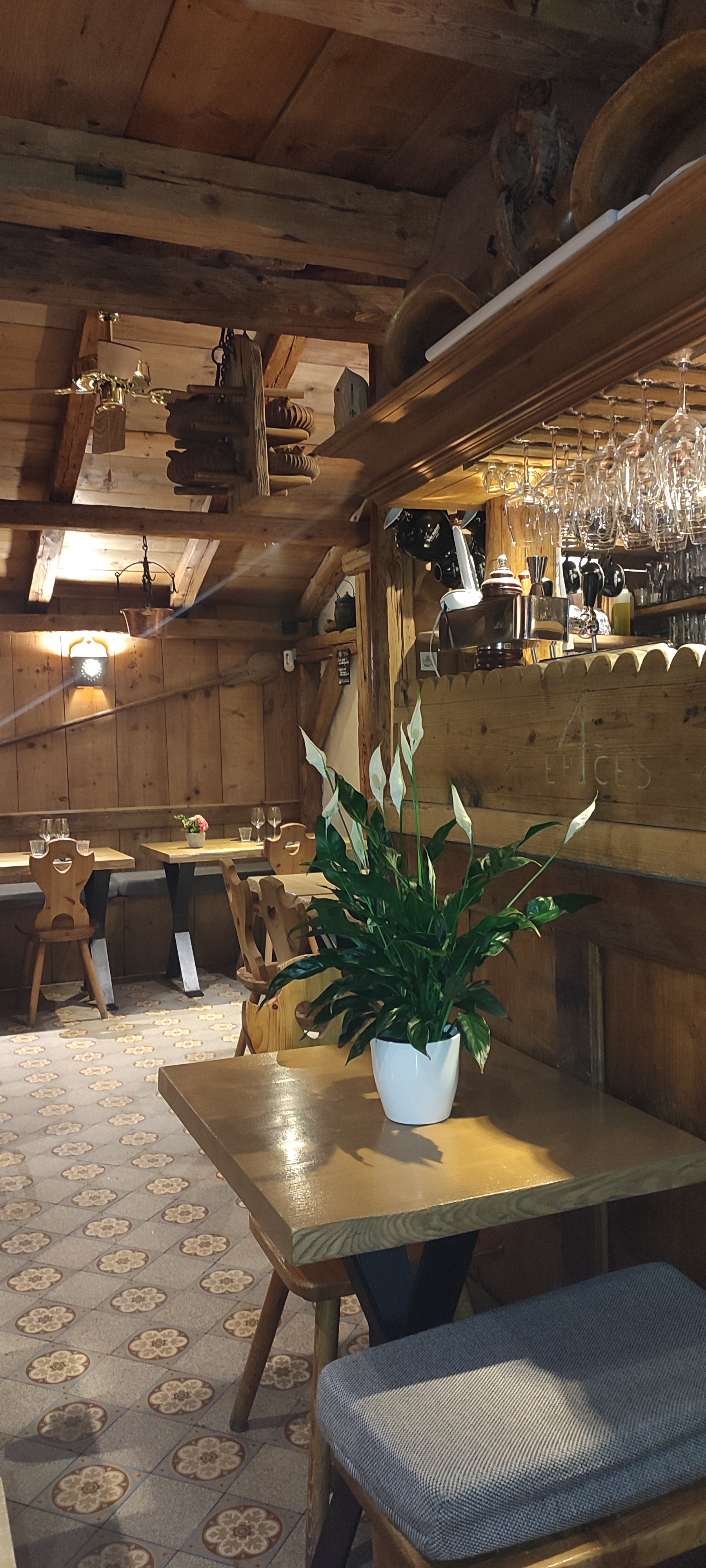 A saisir : restaurant, crêperie idéalement situé au centre du village de Saint Gervais les bains, bénéficiant d’un excellent emplacement, d’une clientèle fidèle, locale, secondaire et touristique grâce aux thermes et sa station de ski.

Décor type chalet vieux bois. Affaire très bien entretenue, aucuns gros travaux à prévoir. Affaire clés en main !

Le restaurant bénéficie de 3 niveaux.

1- salle de restaurant d'environ 85 M2 ou nous pouvons servir jusqu'à 50 couverts, 1 balcon de 4 couverts avec une vue magnifique sur les montagnes environnantes, une terrasse de 25 couverts exploitée uniquement l'été ainsi que la cuisine qui sert d'envoi et de production.
2- une cuisine de production et de stockage, une laverie qui fait également office de vestiaire et de stockage de produits d'entretiens.
3- un dernier niveau qui est utilisé pour du stockage.
Le restaurant est fermé 7 semaines par an, il est fermé 2 jours consécutifs, fermé un jour pendant les vacances de février et de mi-juillet à mi-aout.

Le restaurant fonctionne actuellement comme ceci :

Toute l’année les deux gérants cuisine et salle épaulé par un crêpier et le commis de cuisine, tous deux en CDI (personne fiable)
Pour la saison d’hiver, embauche d’un saisonnier pour la salle.
Pour la saison d’été, embauche d’un saisonnier et un emploi étudiant.

Chiffre d’affaire :

2023 : 602 231 HT
2024 : 580 470 HT
2025 : 559 527 HT à noter que le gérant cuisine a été absent 2 mois à la suite d’un accident.

Loyer de 29 756 HT HC, renouvellement de bail en cours.

Affaire idéale pour un couple ou un trio qui permettrait d’étendre les jours d’ouverture sans entamer le confort de vie.
Vente car nouveau projet.

Possibilité d'acquérir 3 studios en sus du prix, tous entre 5 et 15 minutes à pied du lieu de travail

Prix : 450 000
Dossier complet transmis après premier échange sérieu