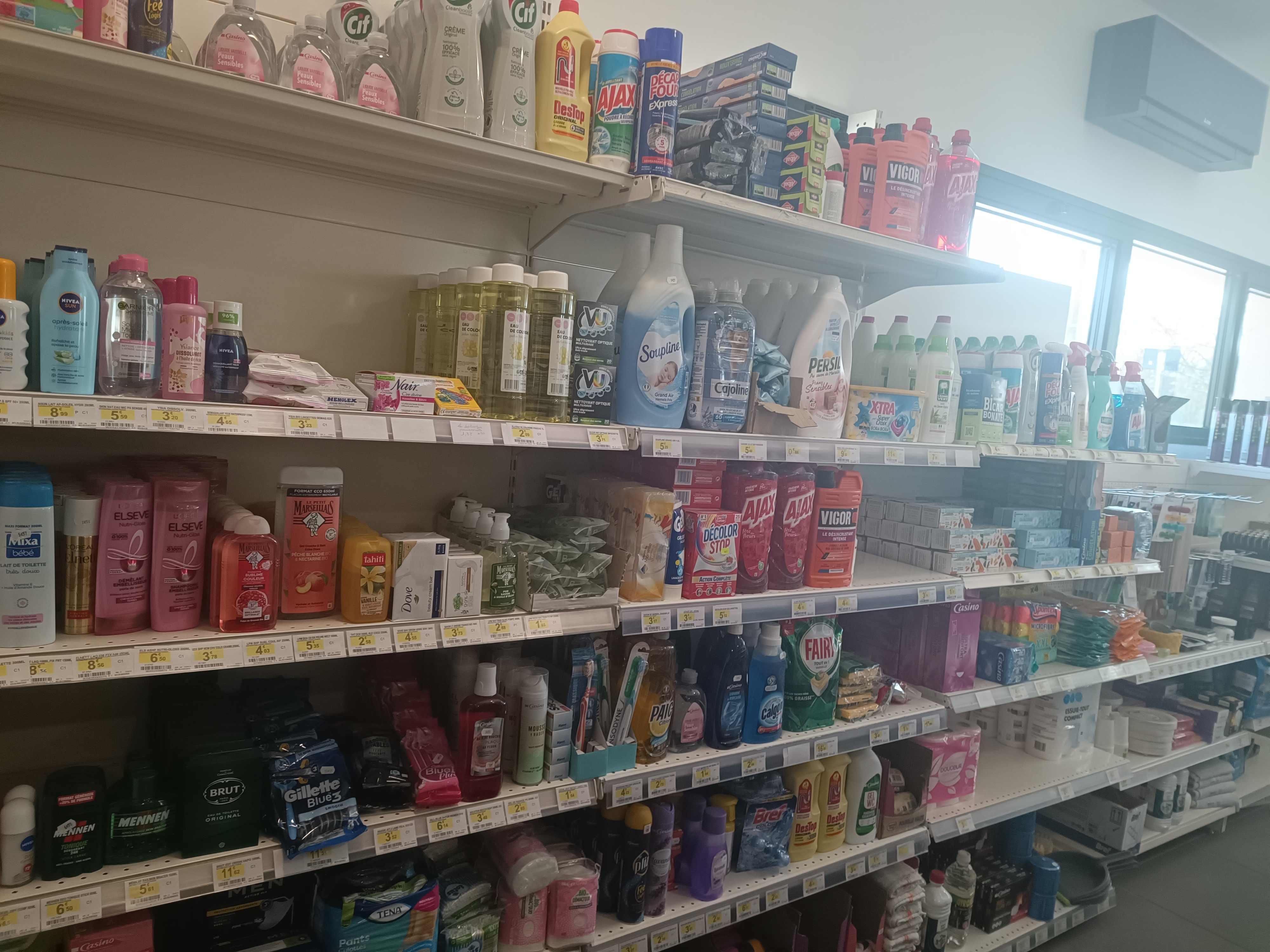 Situé au cœur de la Vallée de la Dordogne, entre Sarlat et Rocamadour, la commune de Pinsac (800 habitants) recherche un nouveau repreneur pour son pôle multi-services stratégique.

 Le Concept: Un établissement moderne (construit en 2022) regroupant plusieurs activités essentielles à la vie locale et touristique: 

Épicerie & Services (80 m²) : Alimentation, produits locaux, dépôt de pain, presse et relais poste.

Restauration & Bar (90 m²) : Salle de 20 couverts, bar avec Licence IV, cuisine équipée et terrasse extérieure de 46 m².

Locaux techniques : Réserve avec chambre froide, vestiaire et sanitaires.

Points Forts : Emplacement stratégique : 
Passage touristique important (proche A20 et sites de Padirac/Rocamadour).Vie locale dynamique : Face à la mairie et à la salle des fêtes, au cœur des animations du village.

Bâtiment récent : Locaux fonctionnels et esthétiques.

Accompagnement : Soutien de la mairie et de l'agence économique locale (Cauvaldor Expansion) pour la structuration du projet et le business plan. 

Conditions de reprise : Loyer mensuel : 1 390,34 € HT.
Licence IV : 20 € / an.

Rachat du fonds et matériel : Estimé à 40 000 € (20 000 € pour  le fonds de commerce de l’épicerie et 20 000 € pour le matériel de restauration).

Revenu complémentaire : Indemnité de relais postal (environ 377,50 € HT / mois).

Profil recherché Professionnel(le) ou couple motivé par le milieu rural, souhaitant s'impliquer dans la vie locale avec une offre diversifiée et ouverte à l'année.

Date limite de candidature : Jeudi 30 Avril 2026 à 12h.
 Contact & Visites : 

Mairie de Pinsac : 05 65 32 64 00 / commune.pinsac@wanadoo.fr.
Cauvaldor Expansion : 05 64 72 11 63 / contact@cauvaldex.fr.