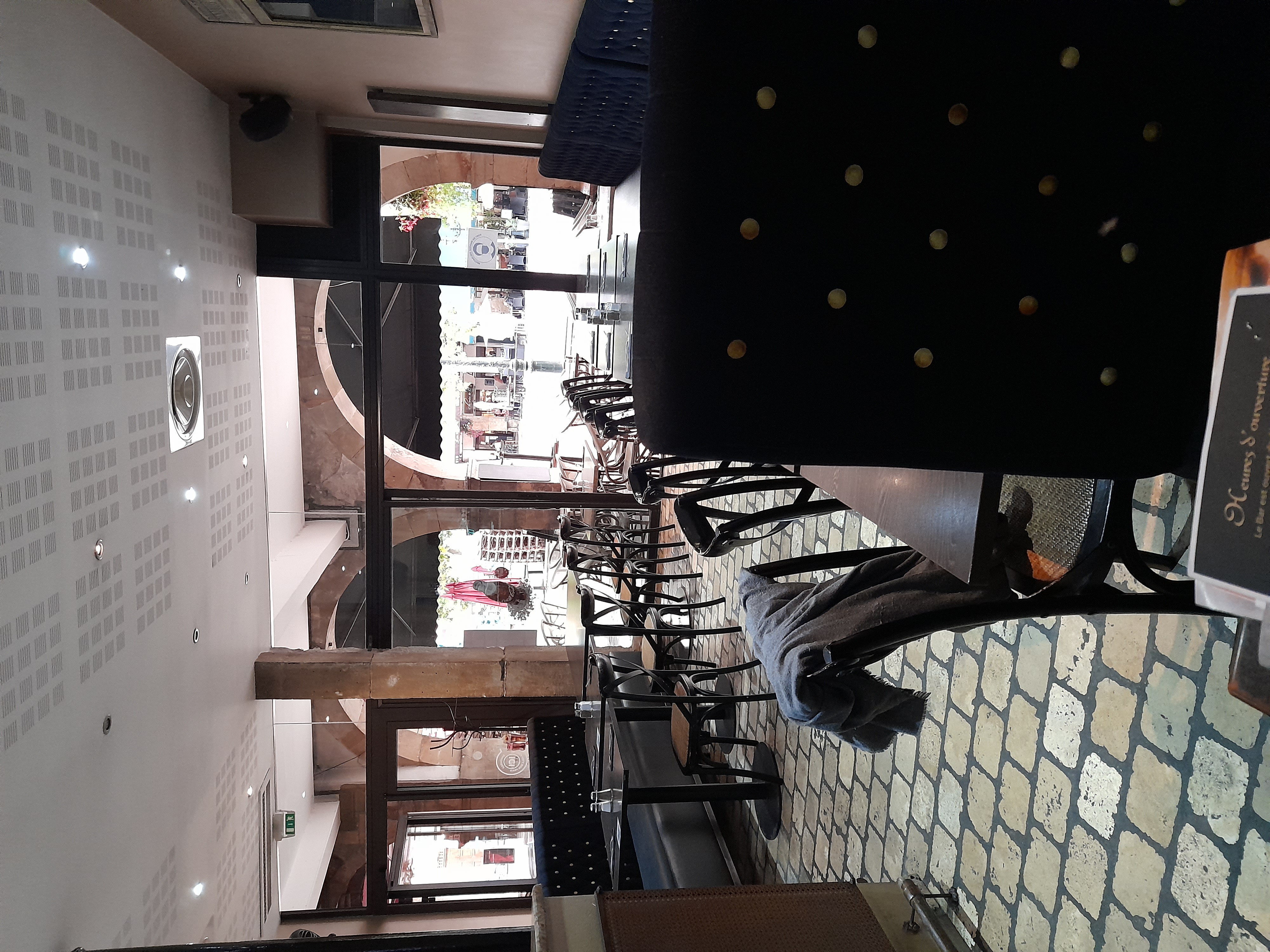 A vendre cafe restaurant
40 pl intérieur et et 100 pl en terrace
Activite 3 mois de.carnaval en hivers
Activite estivale  de juin a octobre
Vente pour cause de retraite (70ans)
1 employe a reprendre
Bonne affaire
Concact par mail svp