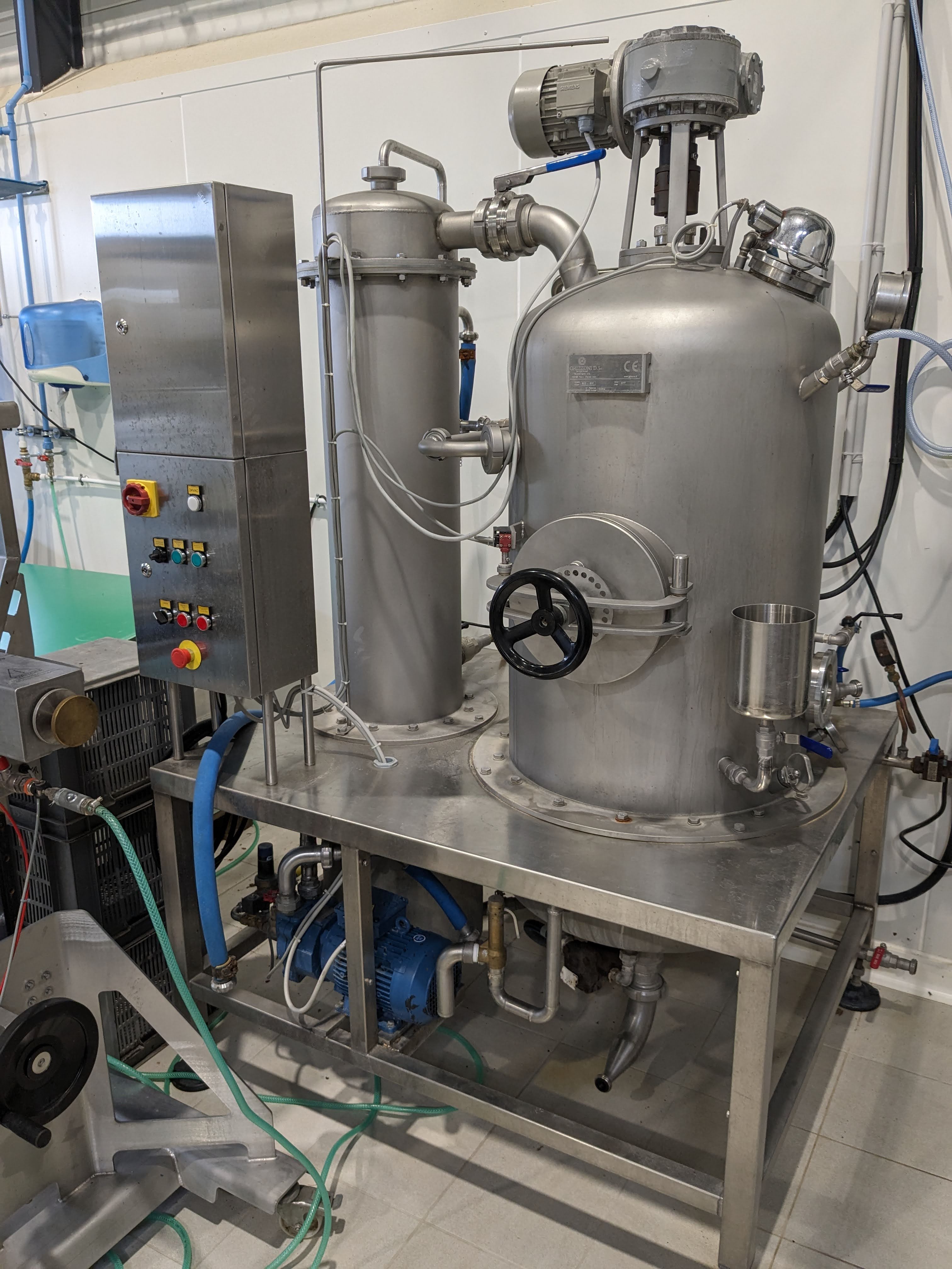 A VENDRE pour cause de retraite : Unité de production de jus de fruits et confitures, comprenant un atelier de production, une épicerie fine de produits locaux et artisanaux, et un site de vente en ligne.
Nous fabriquons depuis 2013 des jus de fruits 100% naturel en 25cl, 1l, et 5l, à base principalement de  pommes venant des producteurs locaux.
Nous produisons notre marque de jus et confitures et nous transformons également pour les producteurs de fruits  et les particuliers.
Notre capacité de production est de 5000 L / jours.
Nous nous sommes diversifié également avec notre épicerie fine et les paniers garnis pour les collectivités et CE.
Nous avons régulièrement des médailles au concours général agricole de Paris sur nos jus de fruits.
La surface du bâtiment est de 1000 m2 construit en 2022 sur un un terraine de 2500m2
Il y a une possibilité d’acquérir le bâtiment en 2027 à un prix très avantageux
Nous avons une très bonne visibilité le long d’une route nationale avec en moyenne 15 000 véhicules jour
Il me sera possible de vous accompagner selon vos besoins.
Dès avantage fiscaux très intéressant sont mis en place pour les créations et reprise de commerce dans notre région.