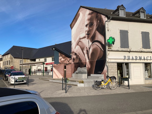 Salle de restaurant (35 couverts) avec bar attenant et une grande terrasse (50 m²)
Cuisine équipée : matériel professionnel récent en parfait état. 
Affaire à saisir pour un couple de professionnels de la restauration. 
Expérience restauration souhaitée.

Loyer 900 €