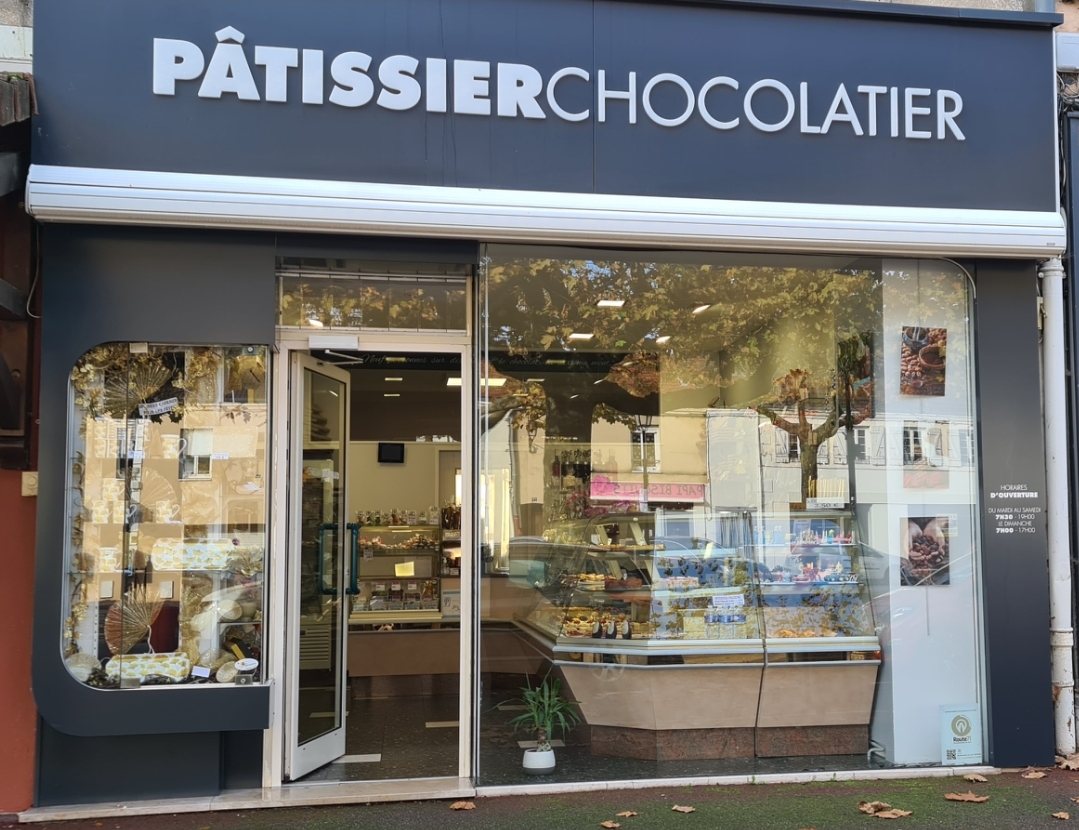 Vous rêvez de vous lancer alors n'hésitez plus… Nous vous proposons cette belle Pâtisserie - Chocolaterie - Confiserie - Glacerie  située sur l'Avenue Principale d'une petite ville de Bourgogne sur l'Axe RCEA et de la gare TGV à 1h30 de Paris et 40 mn de Lyon.
Beau magasin de 24M² rénové en 2018 avec deux laboratoires offrant une surface de travail de 64 M².
Equipement en parfait état (détail sur demande) ainsi qu'au magasin, vitrine réfrigérée, armoire négative ou positive, vitrine chocolat.
Excellente rentabilité, clientèle fidélisée depuis notre installation il y a 33 ans.
A l'étage se trouve deux pièces servant actuellement de stockage avec salle de bain et  WC mais pouvant servir de logement pour commencer.
Bail renouvelé en 2020 avec loyer mensuel de 550 €
Pris de vente hors stock 80 K€.
Conditions attractives, n'hésitez pas à nous contacter pour tout renseignement.