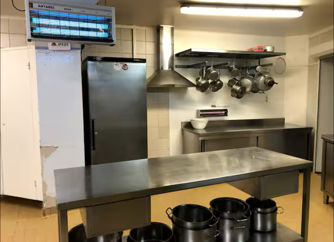 Situé en plein cœur de l’Auvergne, région touristique du centre de la France, ce vaste bâtiment d’environ 600 m² sur un terrain de 2000 m² offre un cadre idéal pour de nombreux projets professionnels : hôtel, restaurant, gîtes, chambres d’hôtes ou autre activité touristique.

Extérieurs :
Parking
Jardin fermé

Rez-de-chaussée :
Cuisine professionnelle
Salle de réception
Bar
Espace accueil
Sanitaires aux normes PMR

1er étage :
7 chambres (certaines avec lavabo-douche)
2 salles d’eau
2 WC
Cuisine ouverte et salle à manger
Balcon et terrasse

2e étage :
8 chambres (certaines avec WC, douche, lavabo)
1 salle de bain
1 WC

Envie de changer de vie et de concrétiser votre projet professionnel dans un cadre privilégié ?
Ce bien est proche d’un plan d’eau avec base nautique, en zone touristique dynamique.